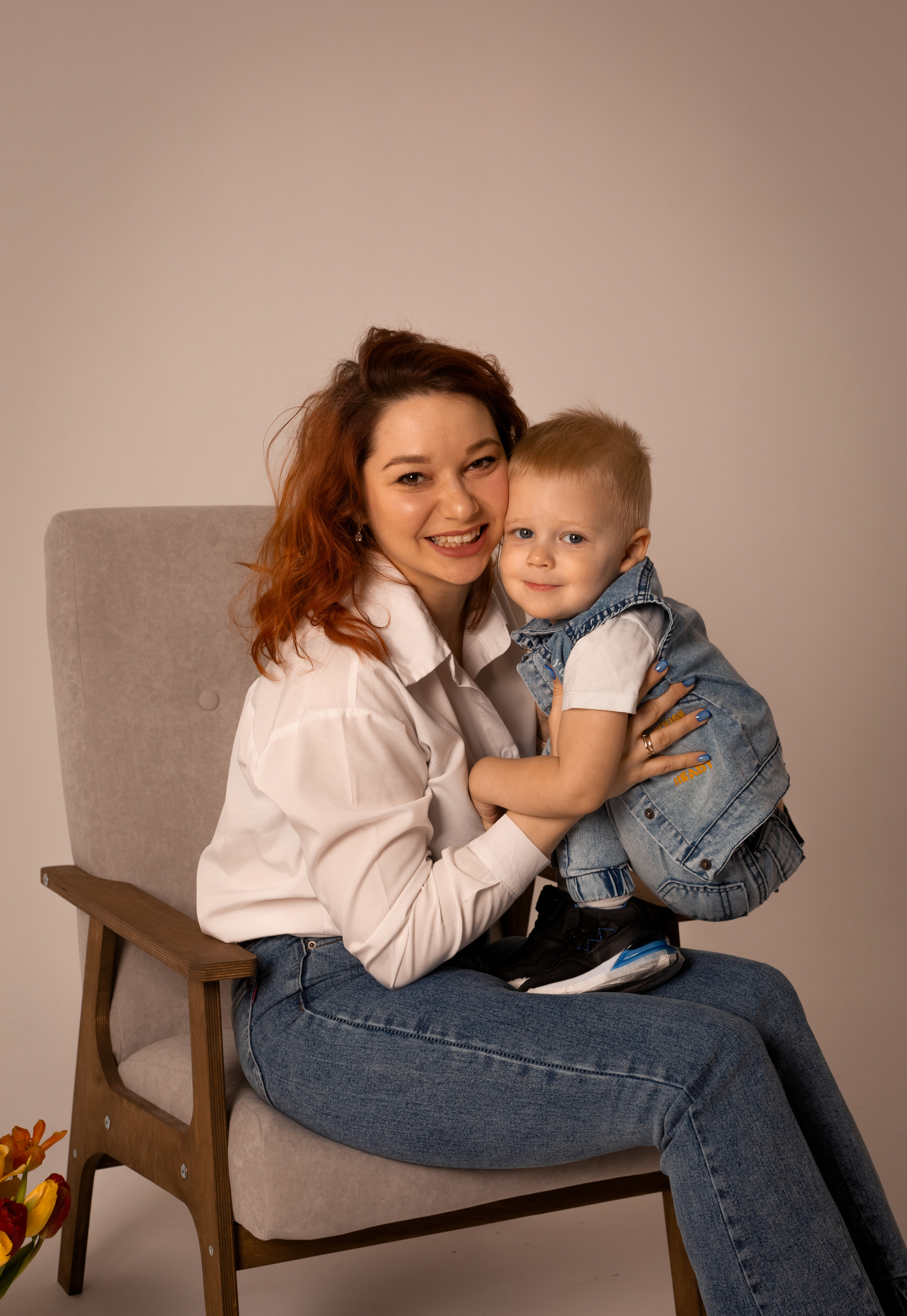 мама и сын сидят на стуле