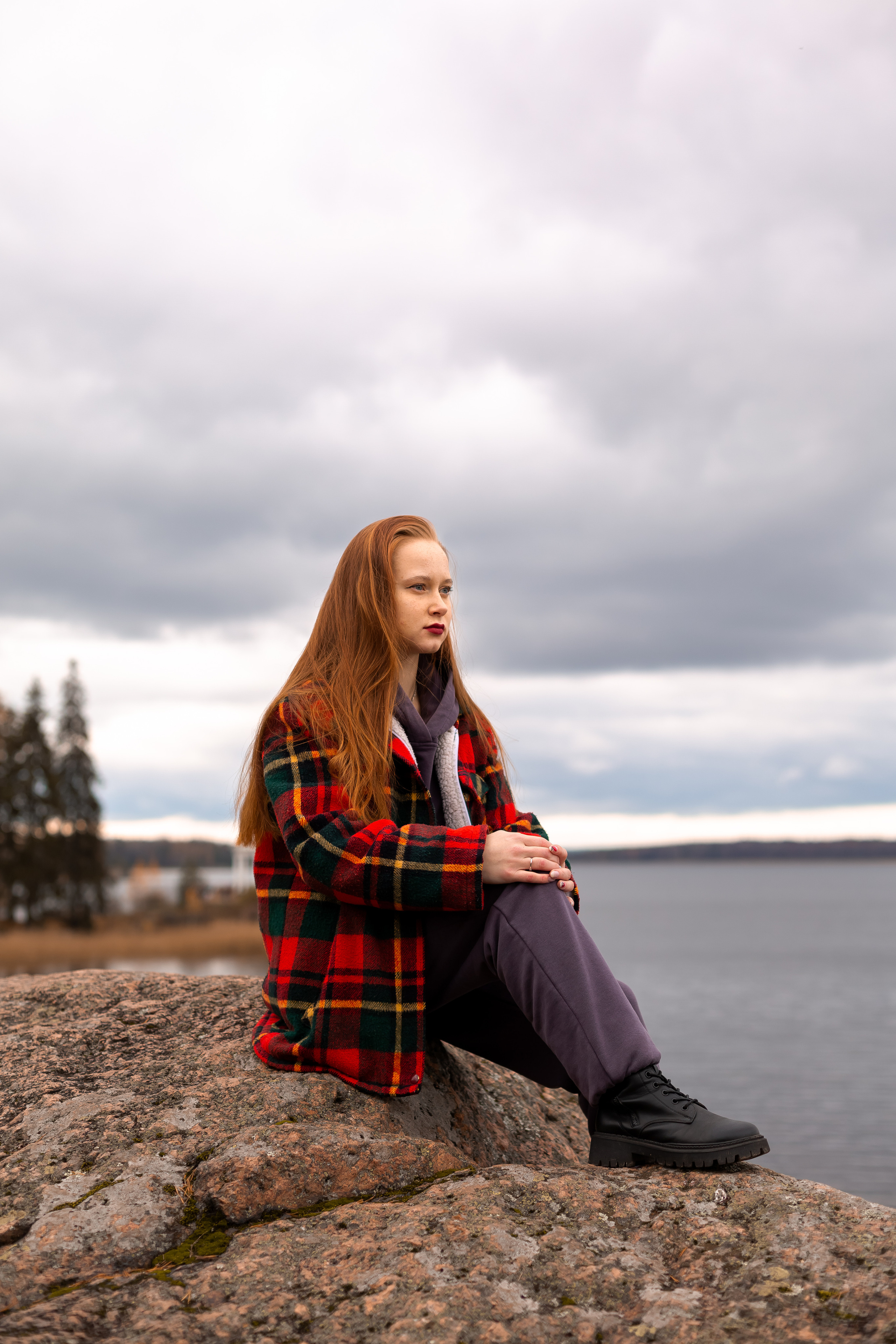 Девушка на фоне моря