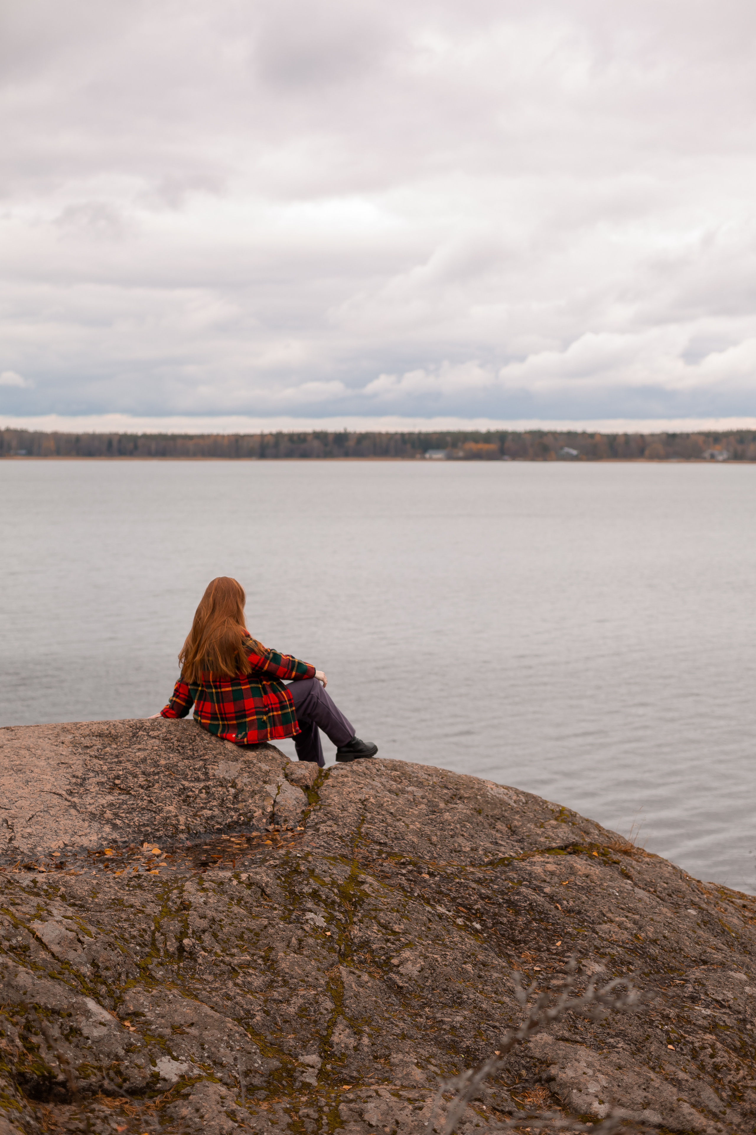 Девушка сидит на скале