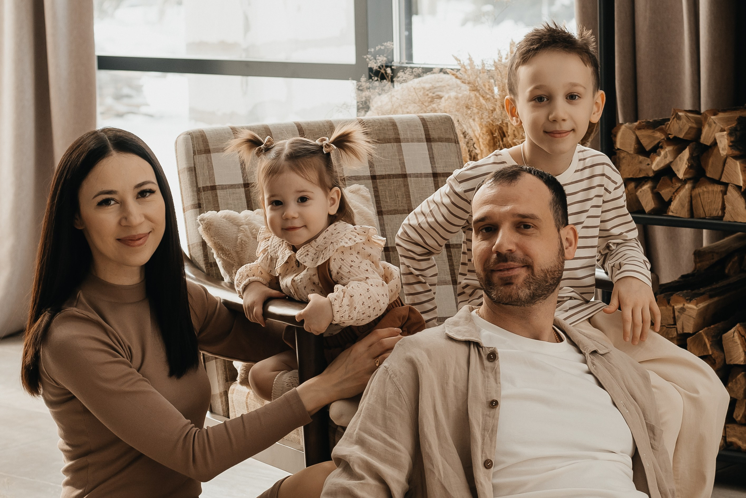 Семейная фотосессия в студии-дом. Семейный и детский фотограф Кущ Наташа