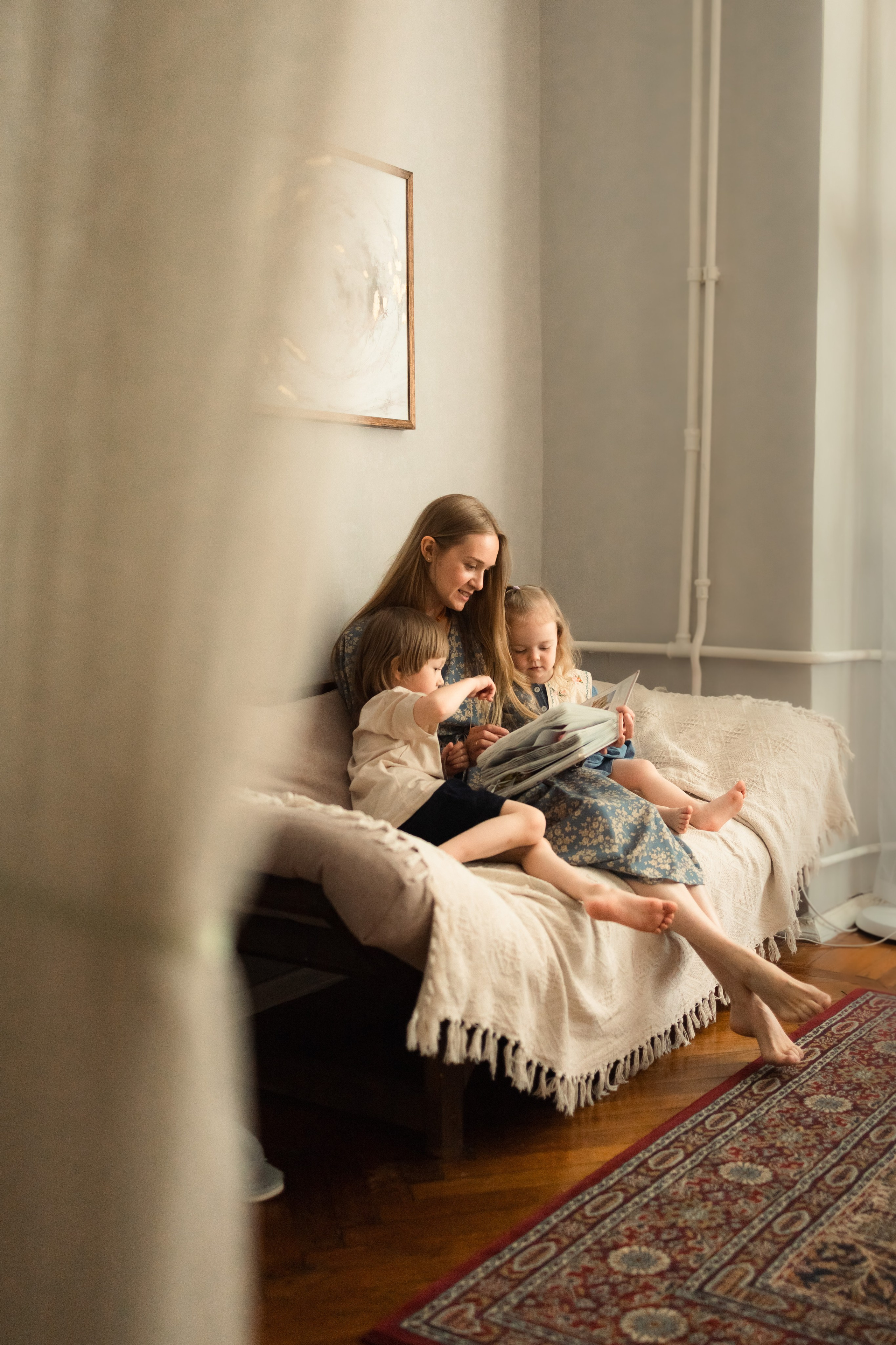 Дружелюбный обмен фотографиями старого альбома, совместное погружение в воспоминания