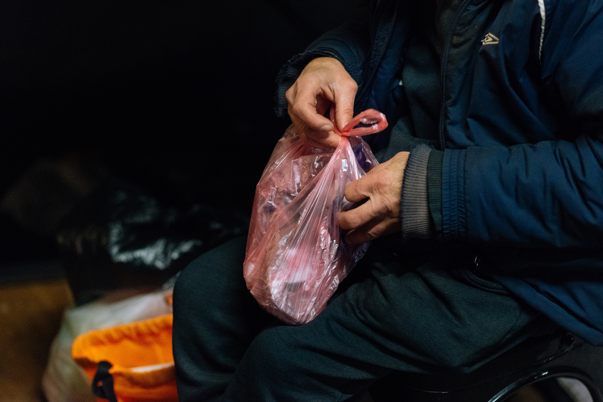 Выдача подарков в Пункте обогрева и Ночном приюте. Репортажный фотограф в Санкт-Петербурге Анастасия Клёпова