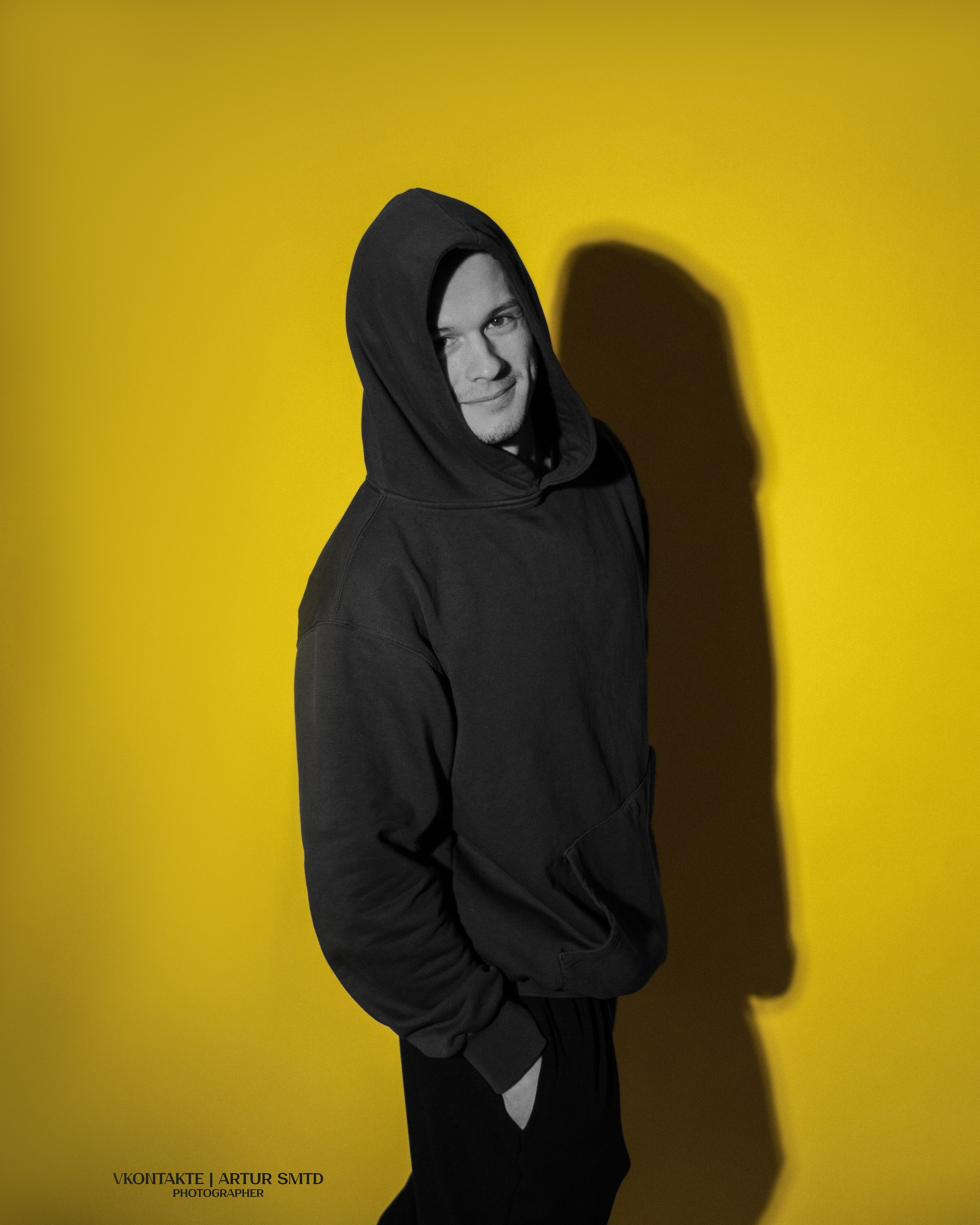 Креативное фото мужчины в спортивном костюме