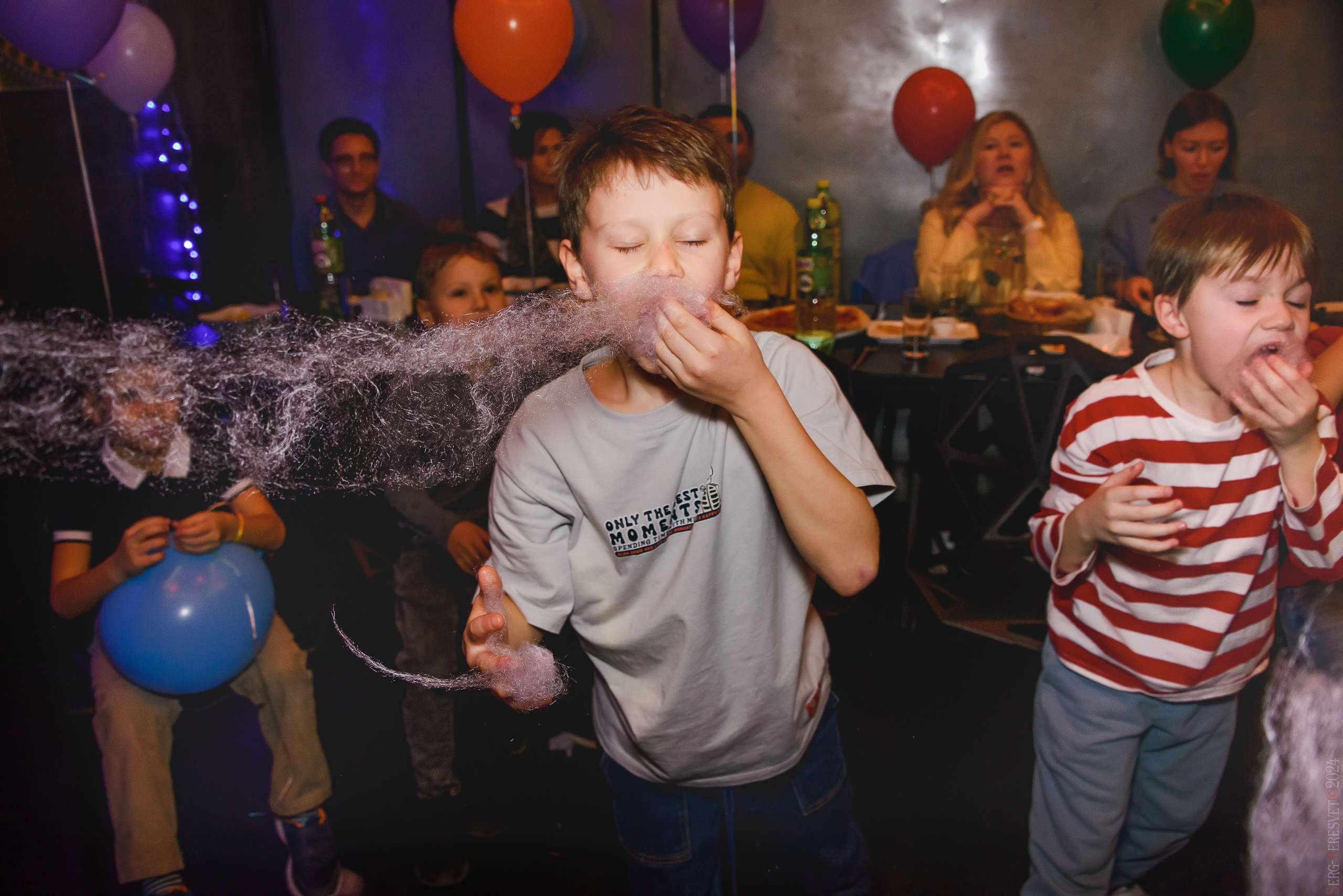 День рождения — шоу 2024-25: мафия, сахарная вата, бумажная дискотека, пиньята, зеркальный лабиринт. Ваш фотограф на праздник в Москве, Раменском, Жуковском, Люберцах