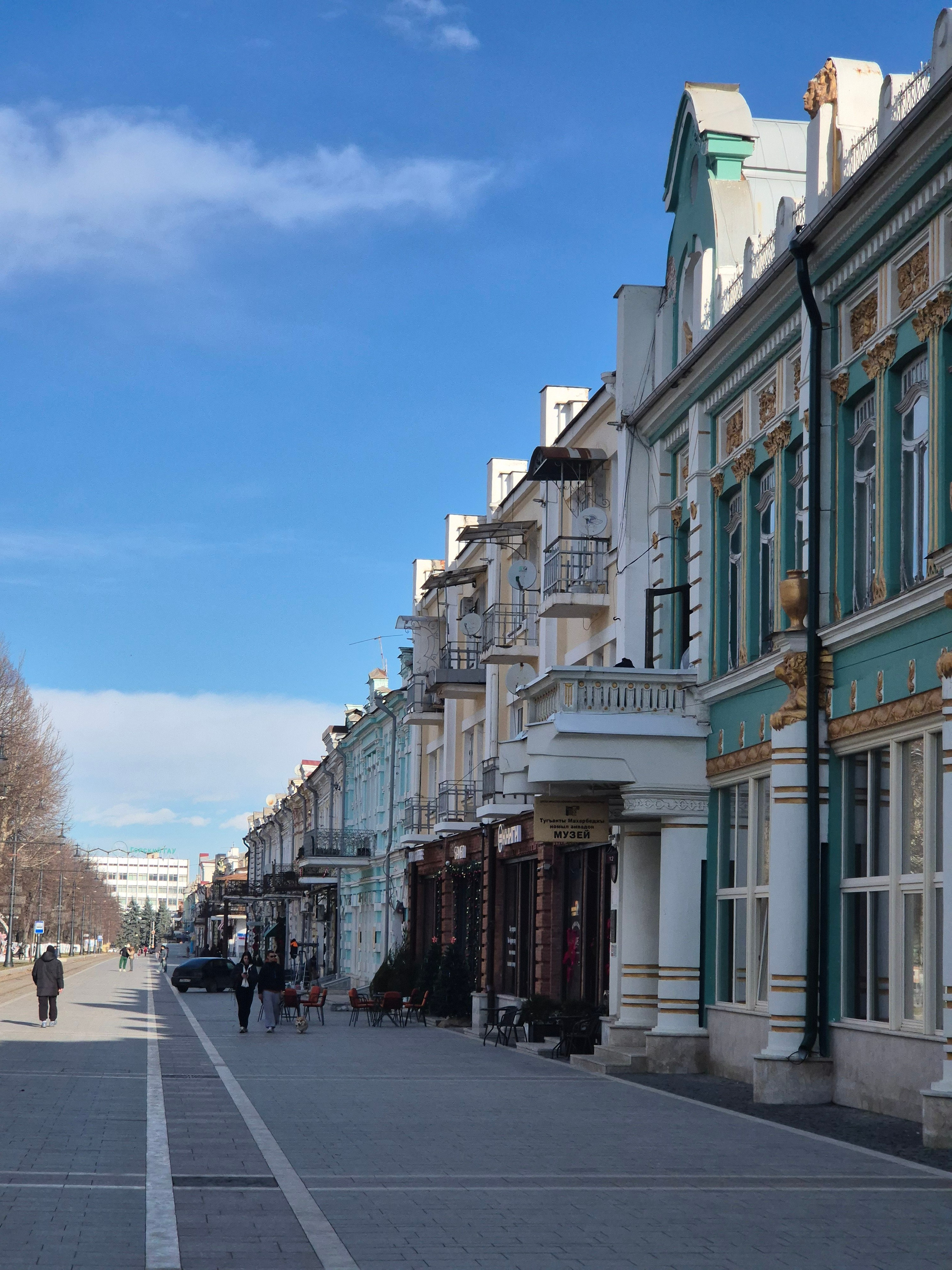 Заселились в шикарный огромный номер в отеле на Проспекте мира и следили, как наш рейс опять опаздывает на 6 ч.