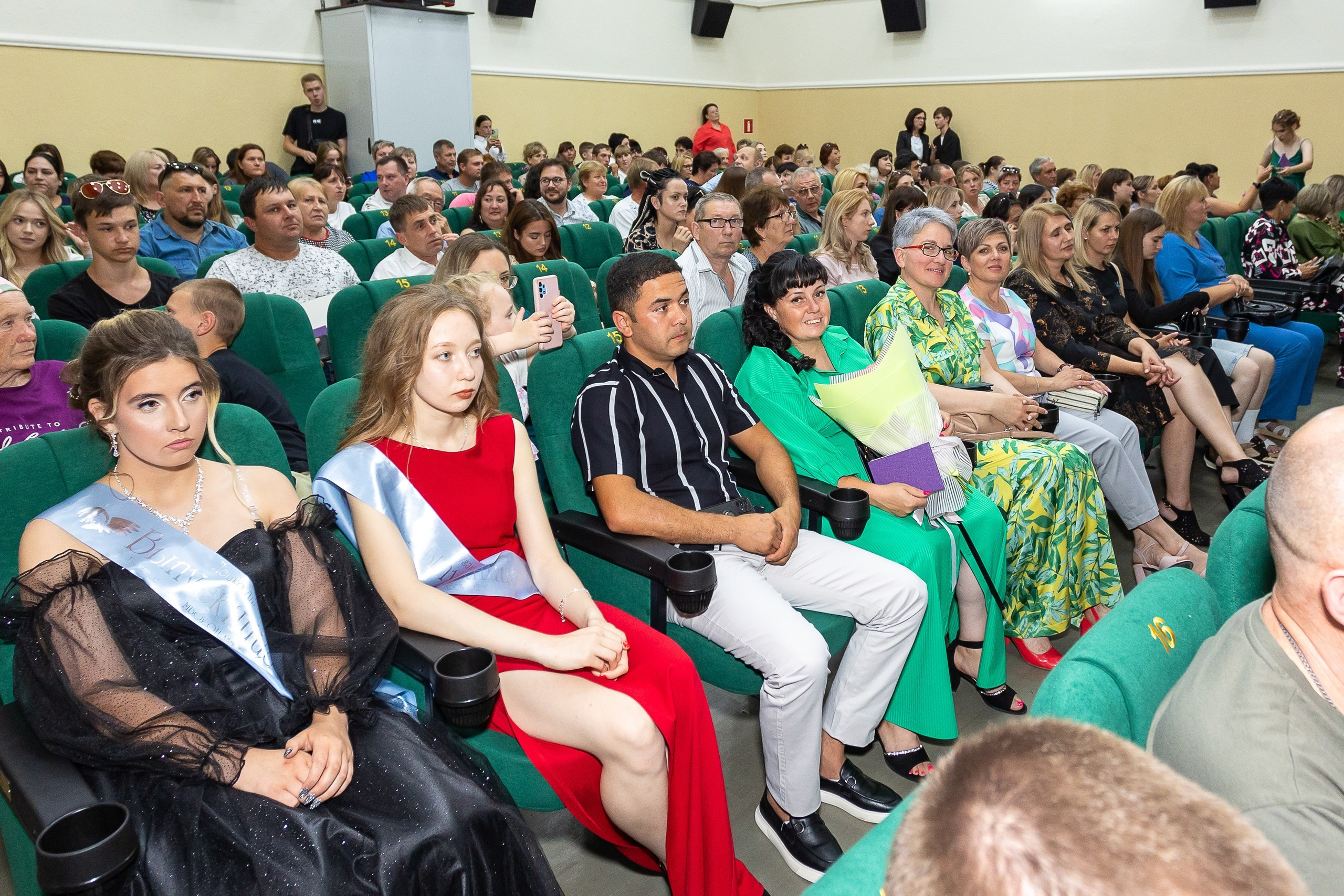 Вручение аттестата и выпускной вечер. Выпускные альбомы Майкоп, Краснодар Елена Золотарева