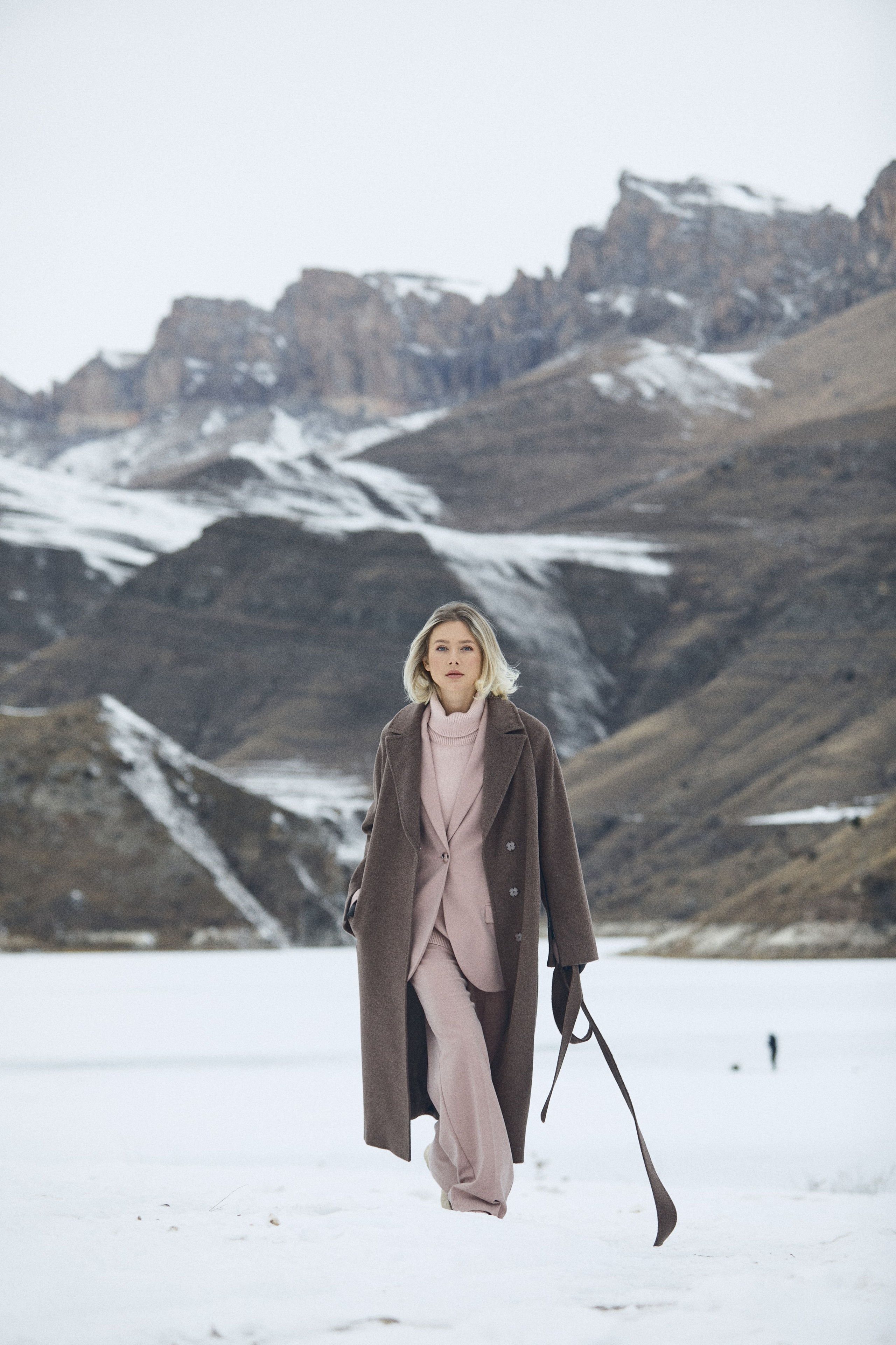 Выездная съемка для бренда одежды. Фотограф Продюсер в горах КБР / Москва  Нальчик Горы