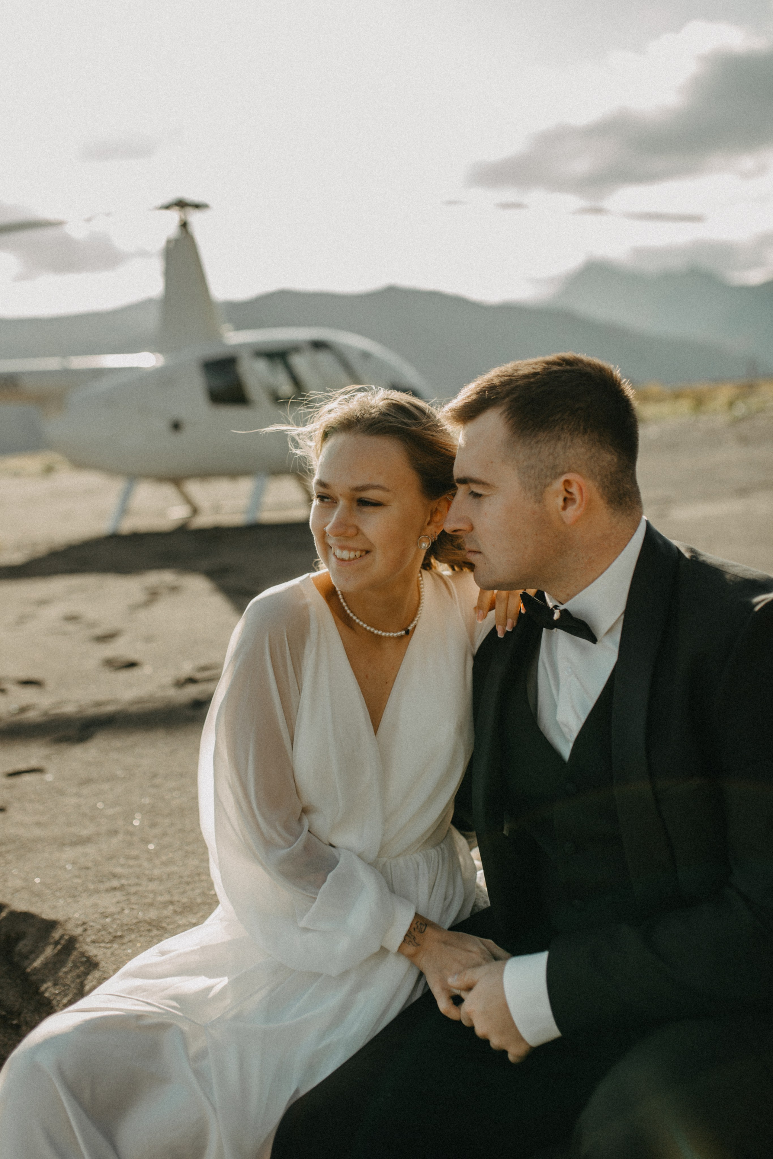 Вертолетный полет Бухта Жировая. Свадебное фото и видео на Камчатке. Туристические маршруты