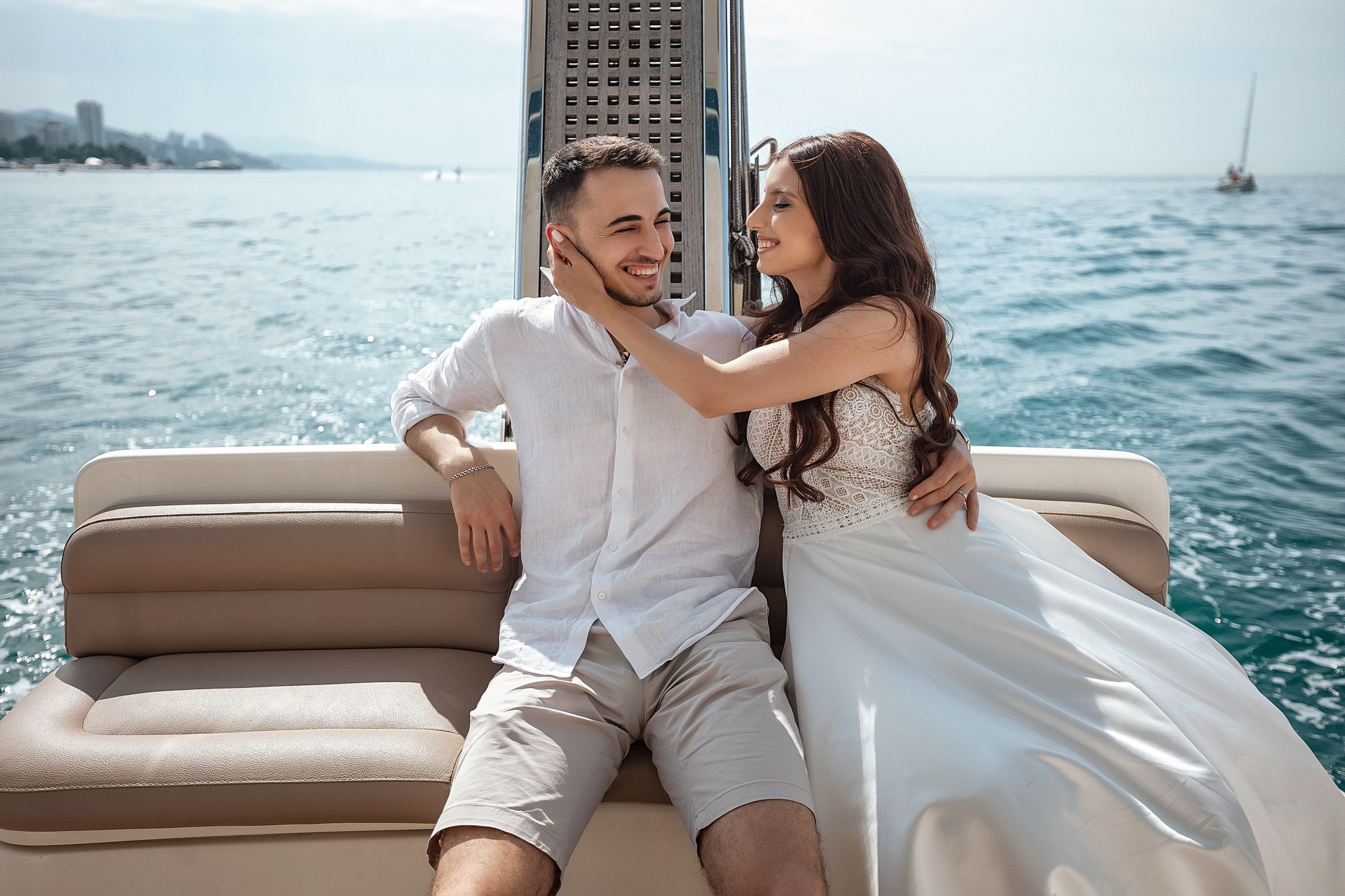 Летняя фотосессия для пары на яхте / предсвадебная фотосессия в Сочи. Свадебный и семейный фотограф в Сочи Денис Вялов
