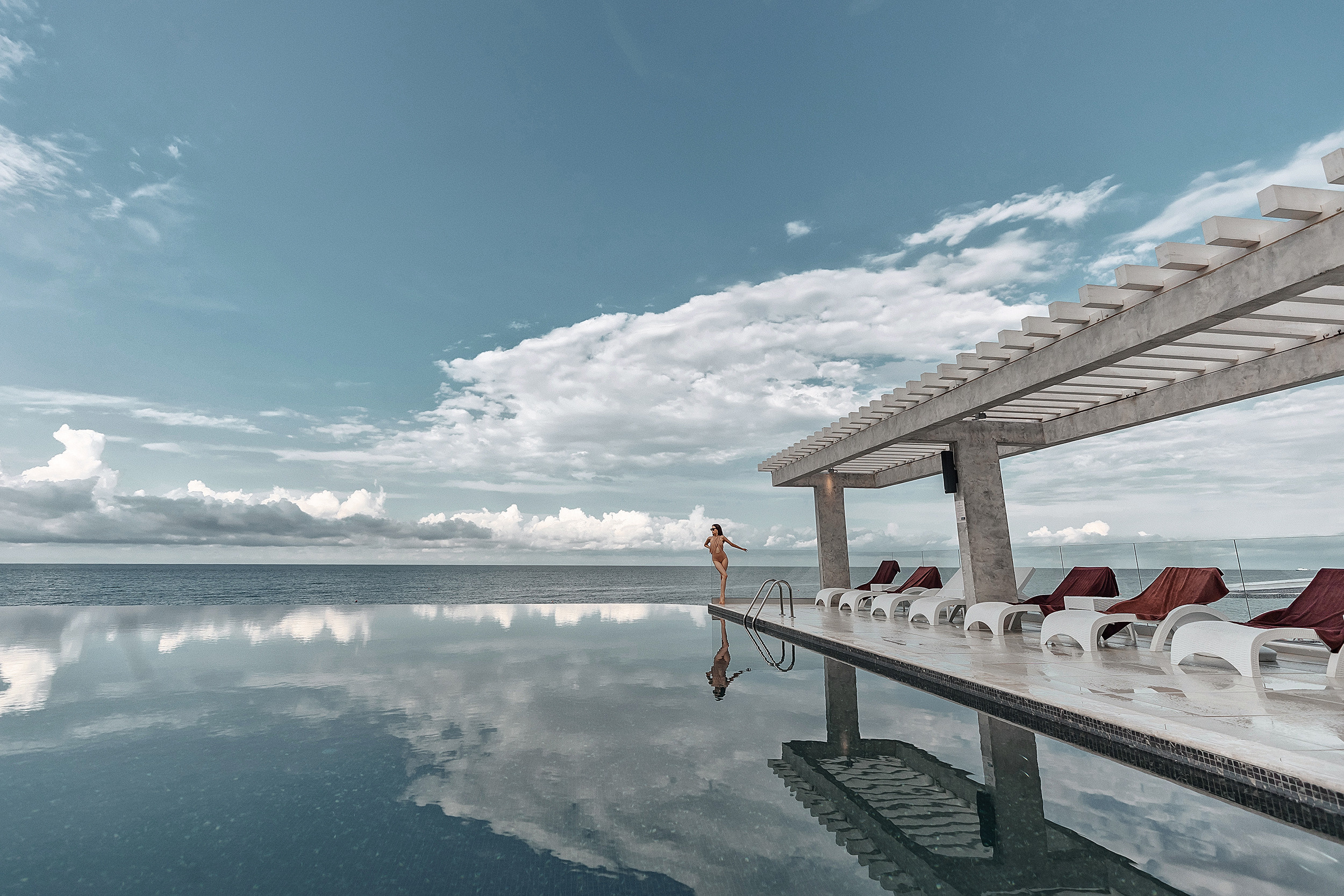 Летняя фотосессия у панорамного бассейна с видом на море. Свадебный и семейный фотограф в Сочи Денис Вялов