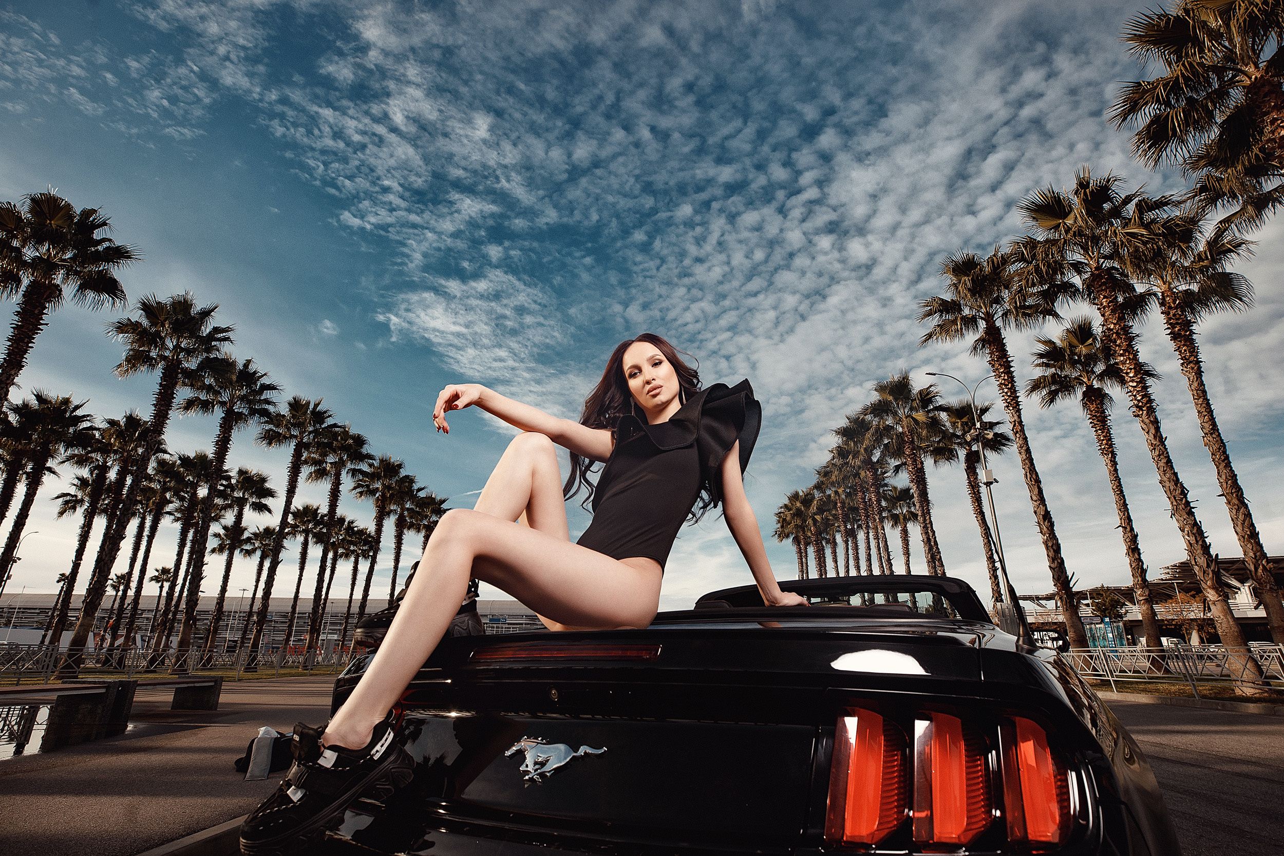 Фотосессия с кабриолетом на Аллее пальм в Олимпийском парке. Свадебный и семейный фотограф в Сочи Денис Вялов