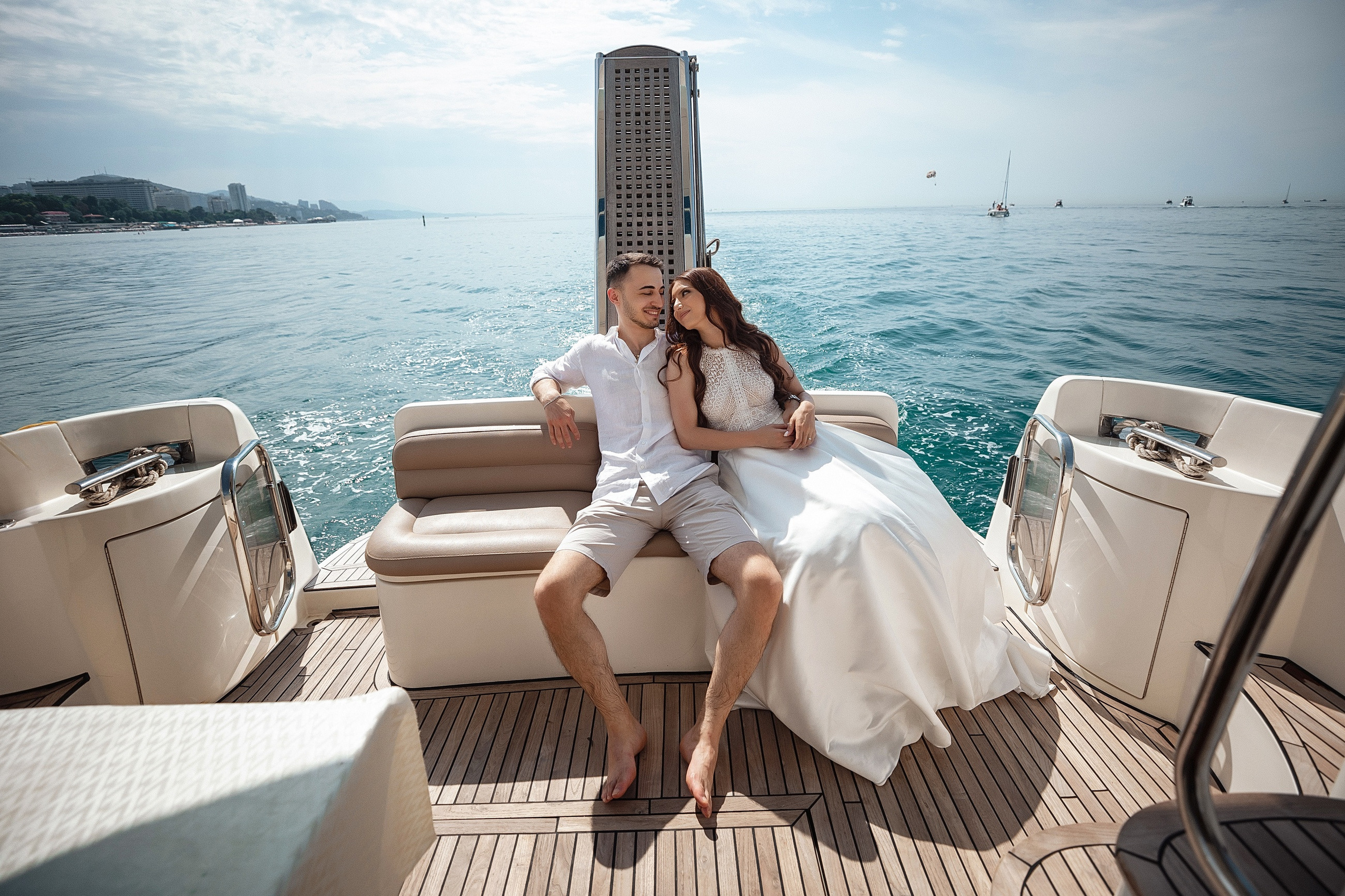 Летняя фотосессия для пары на яхте / предсвадебная фотосессия в Сочи. Свадебный и семейный фотограф в Сочи Денис Вялов
