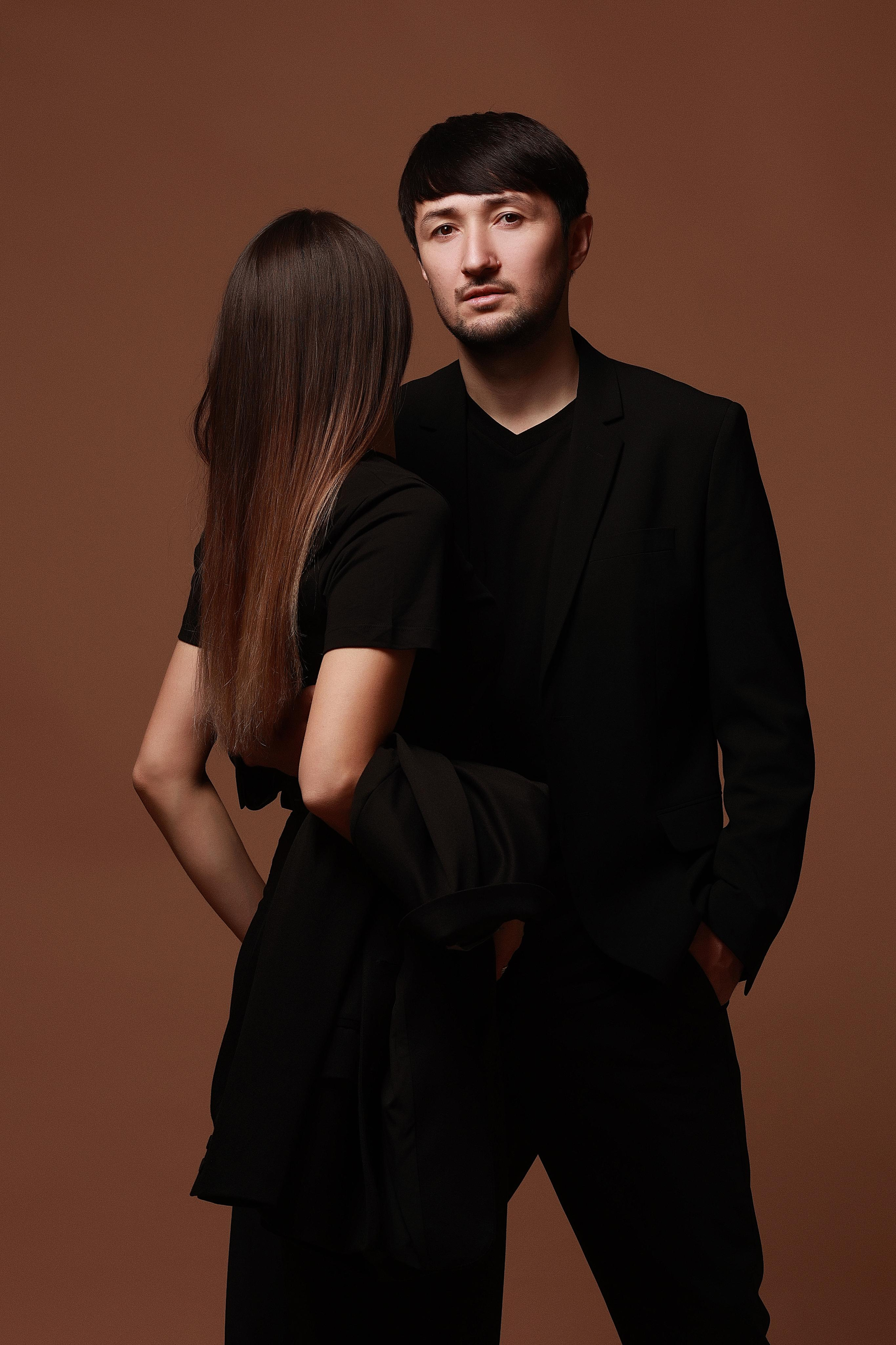 Стильные семейные фотосессии в студии на коричневом фоне