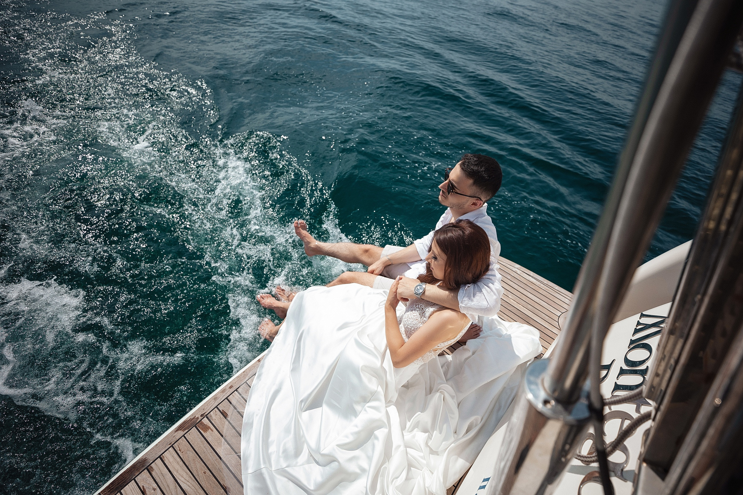 Летняя фотосессия для пары на яхте / предсвадебная фотосессия в Сочи. Свадебный и семейный фотограф в Сочи Денис Вялов