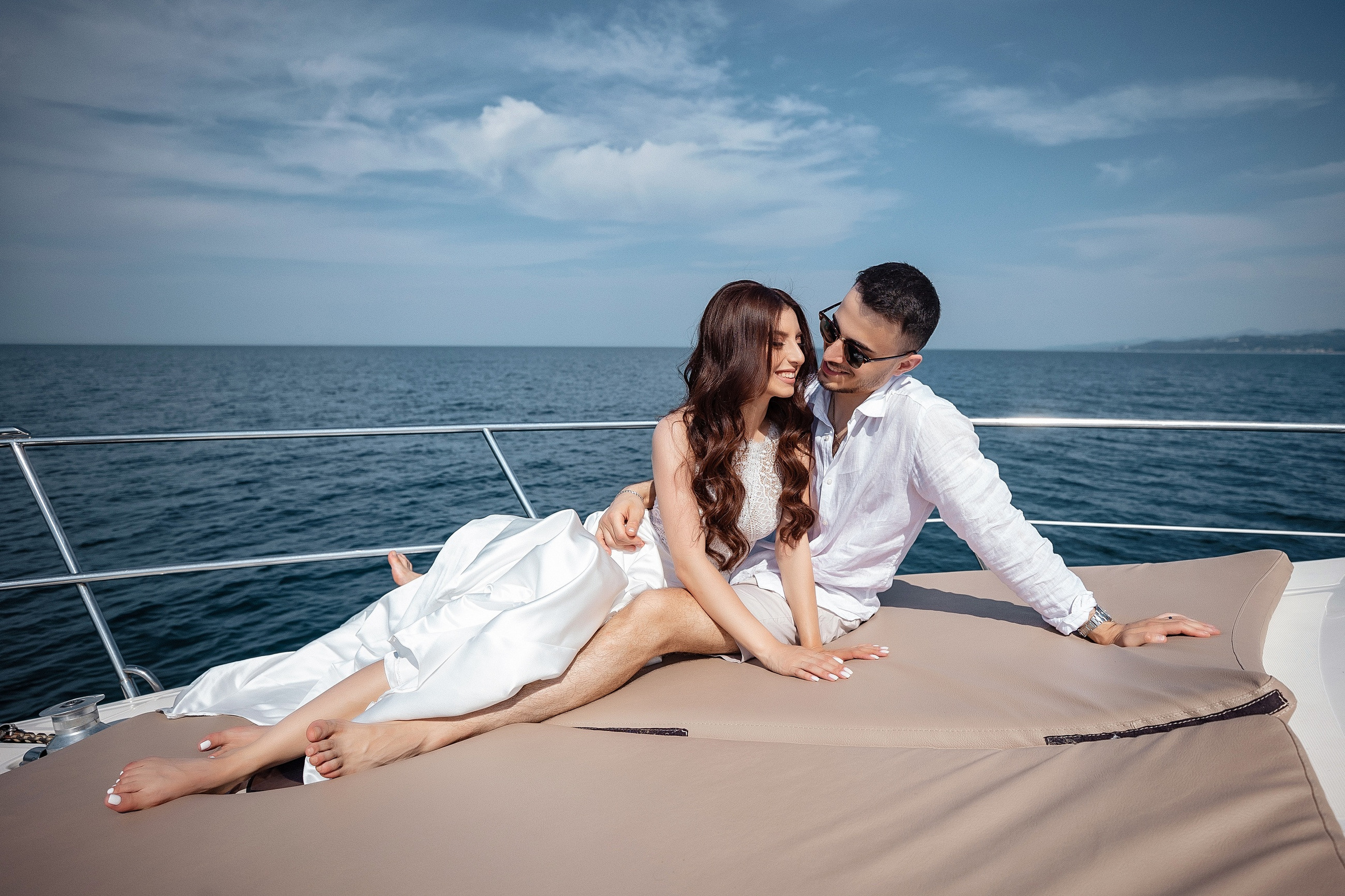 Летняя фотосессия для пары на яхте / предсвадебная фотосессия в Сочи. Свадебный и семейный фотограф в Сочи Денис Вялов