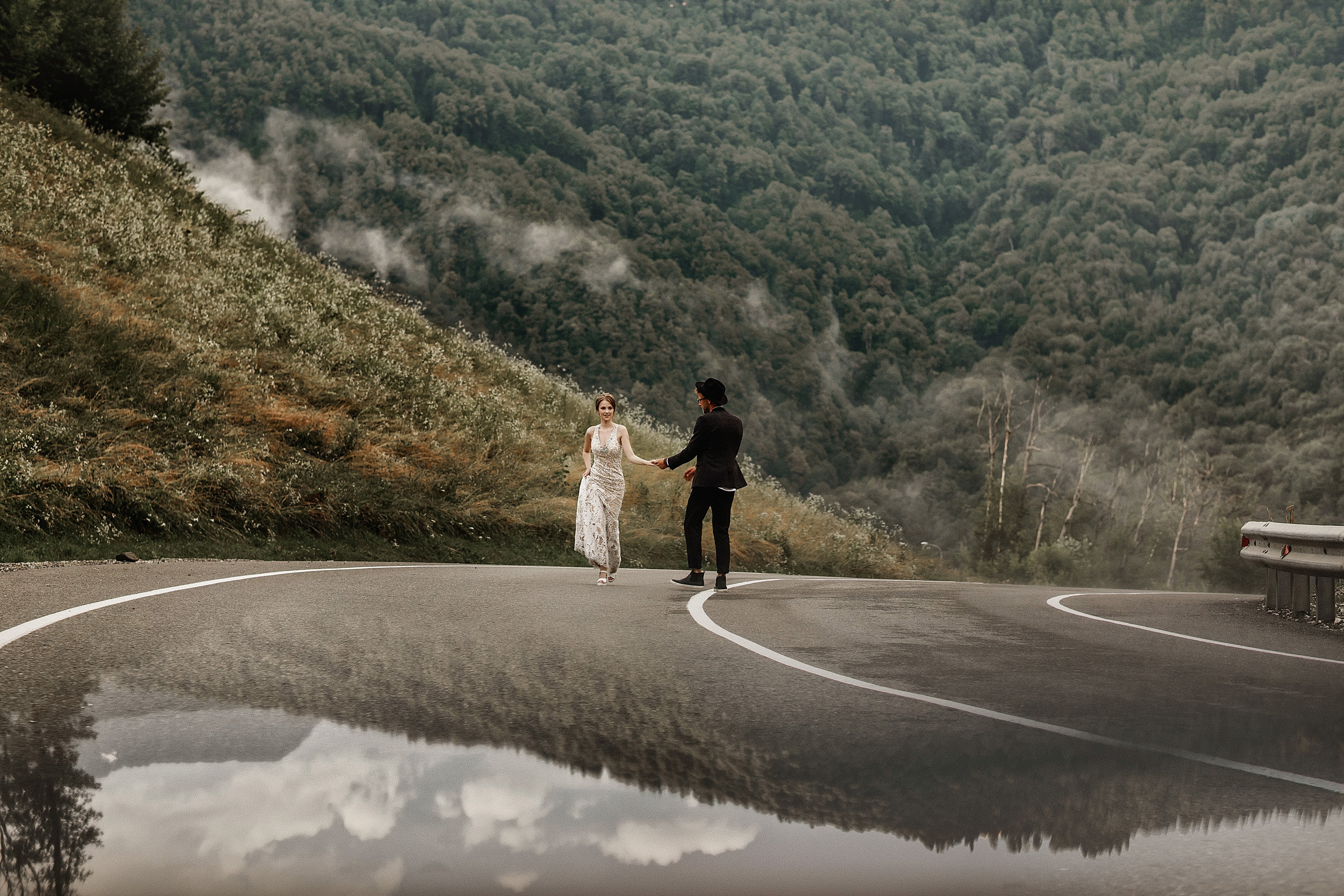 Романтическая фотосессия на Розе Хутор / фотосессия для пары в горах. Свадебный и семейный фотограф в Сочи Денис Вялов