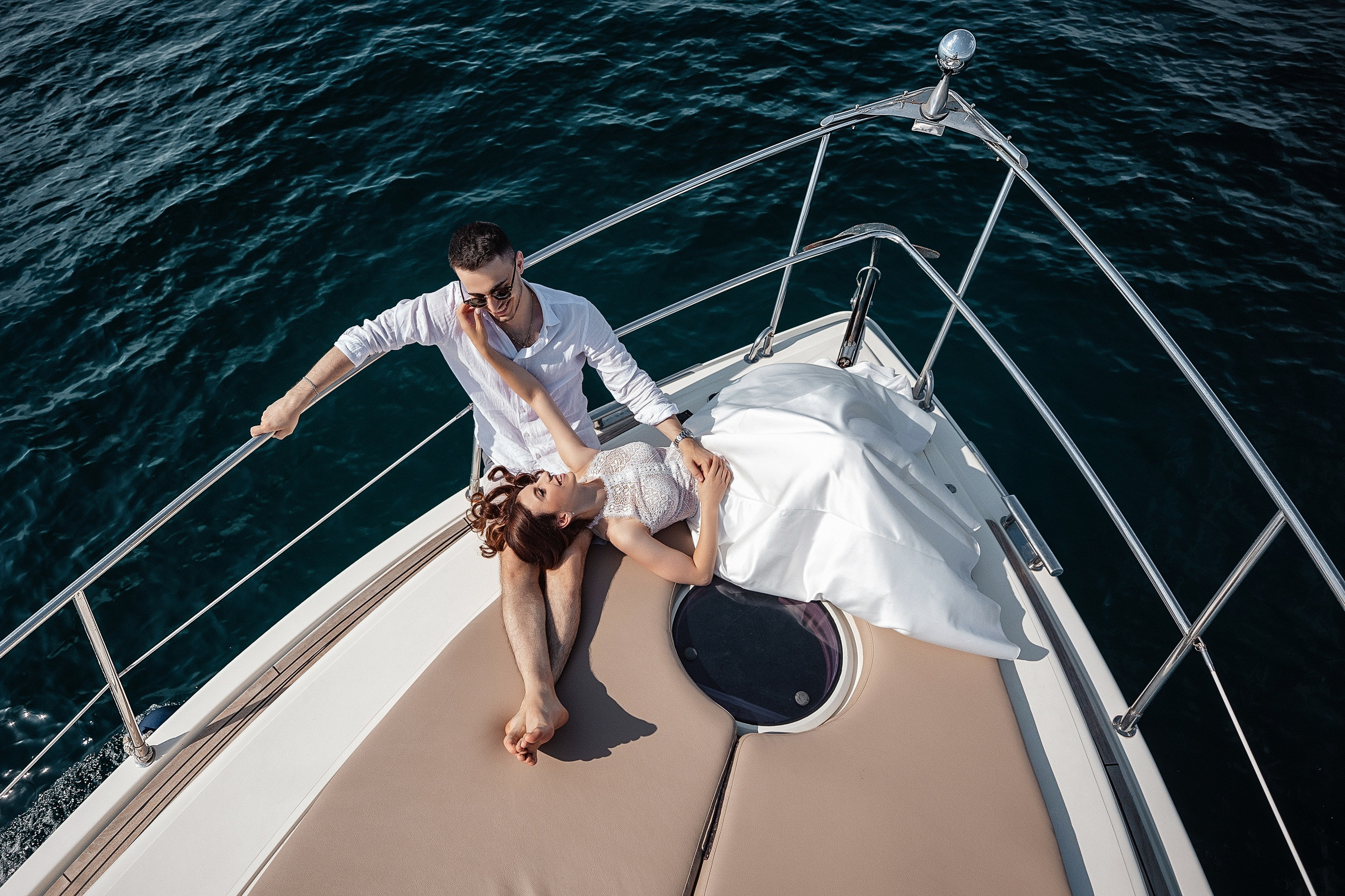 Летняя фотосессия для пары на яхте / предсвадебная фотосессия в Сочи. Свадебный и семейный фотограф в Сочи Денис Вялов