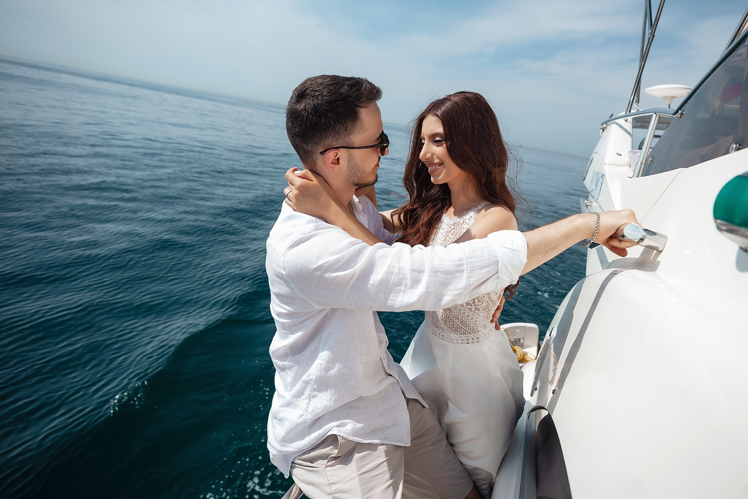 Летняя фотосессия для пары на яхте / предсвадебная фотосессия в Сочи. Свадебный и семейный фотограф в Сочи Денис Вялов