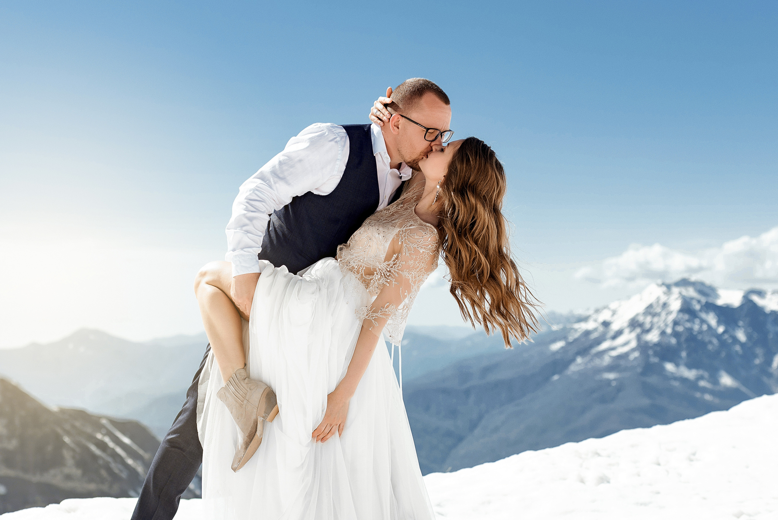 Свадебная фотосессия на снегу в Красной поляне / Фотограф Красная поля. Свадебный и семейный фотограф в Сочи Денис Вялов