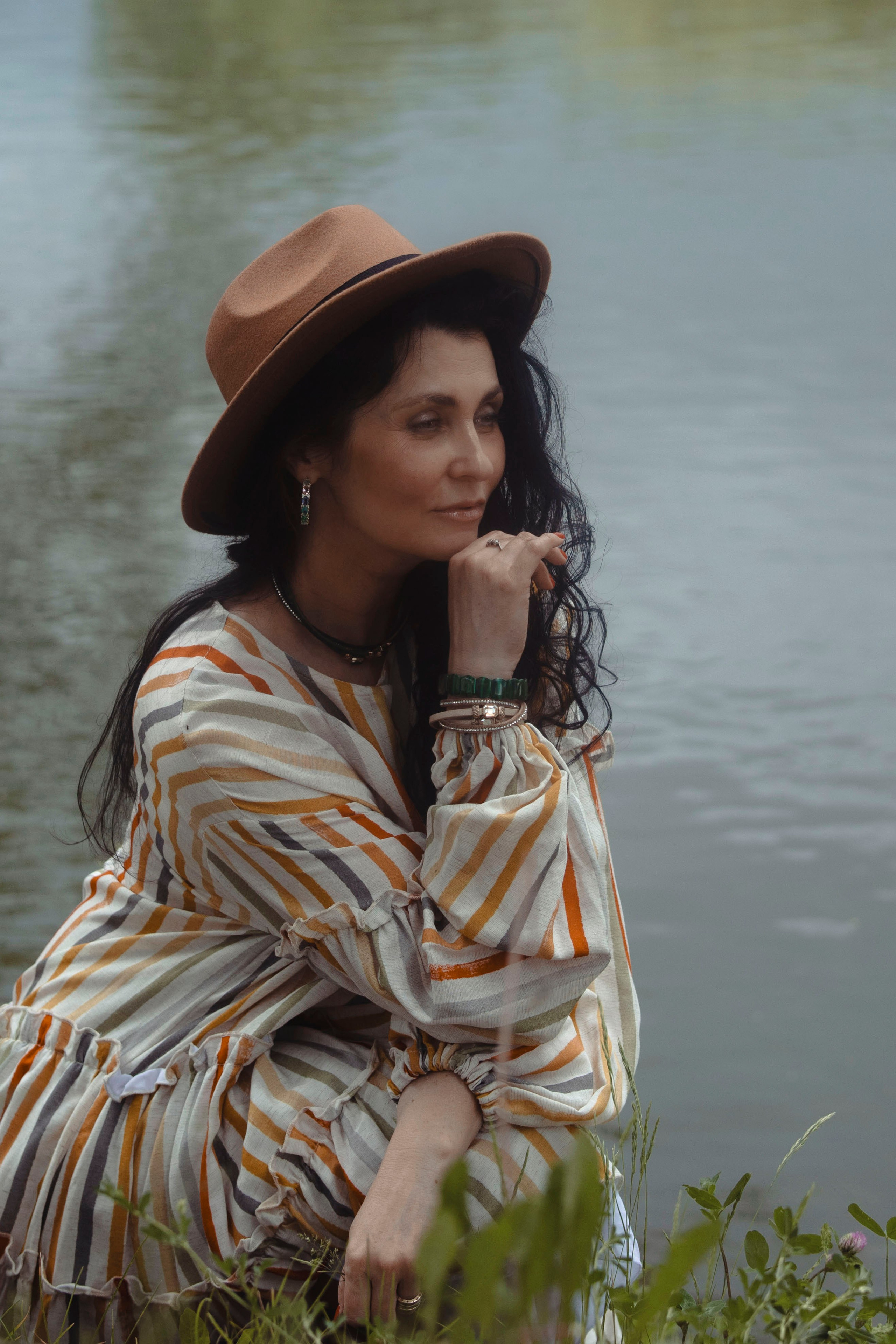 женщина в шляпе у озера в парке
