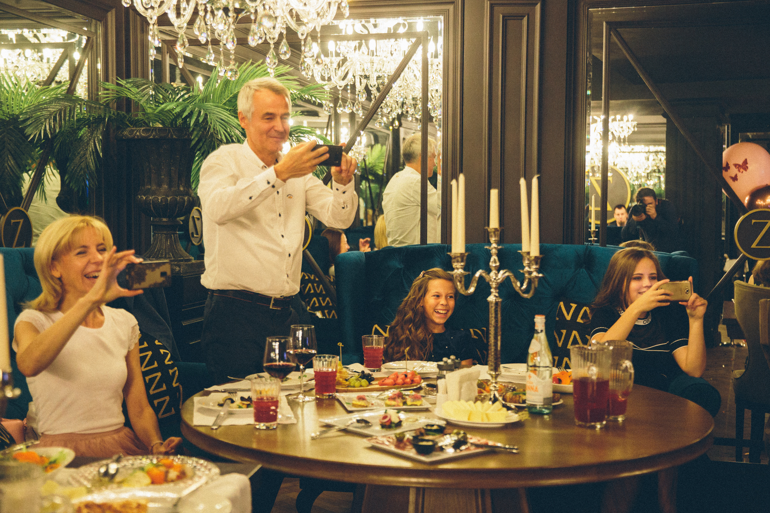 День рождения в дружной компании. Александр Чернин. Семейный и событийный фотограф