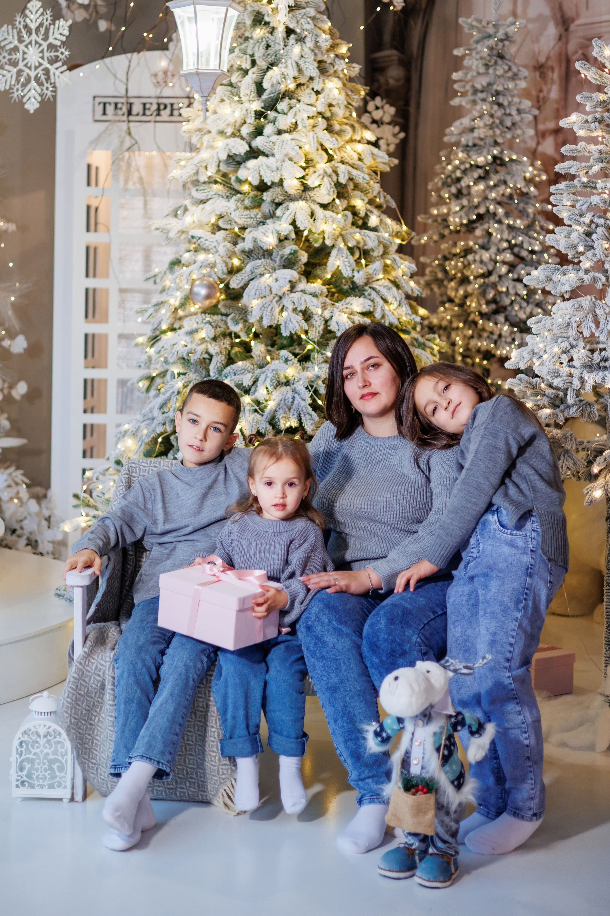 Дарья с детками Новый год25. Свадебный и семейный фотограф в Армавире