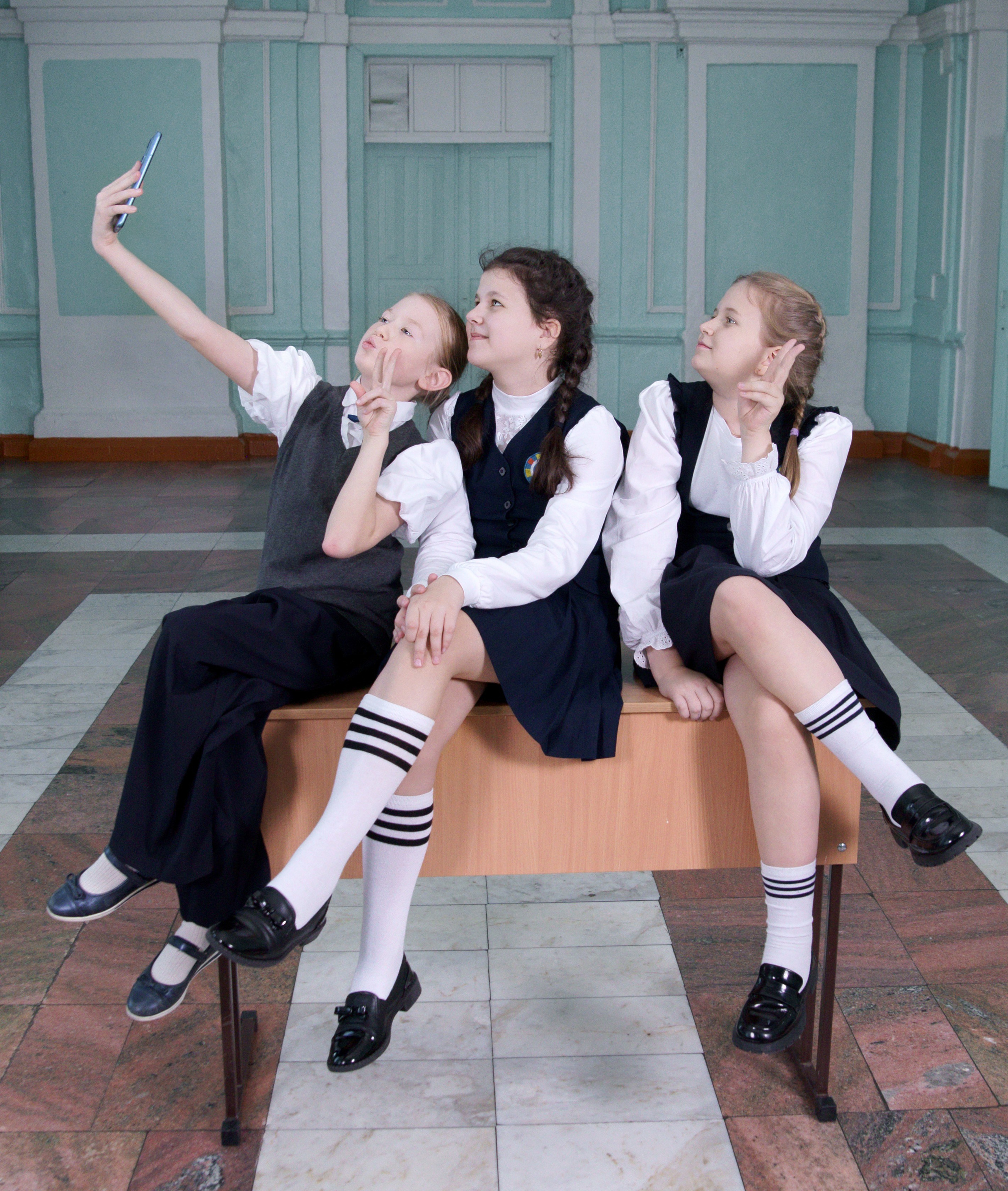 Выпускник начальной школы - сьемка в школе  - селфи