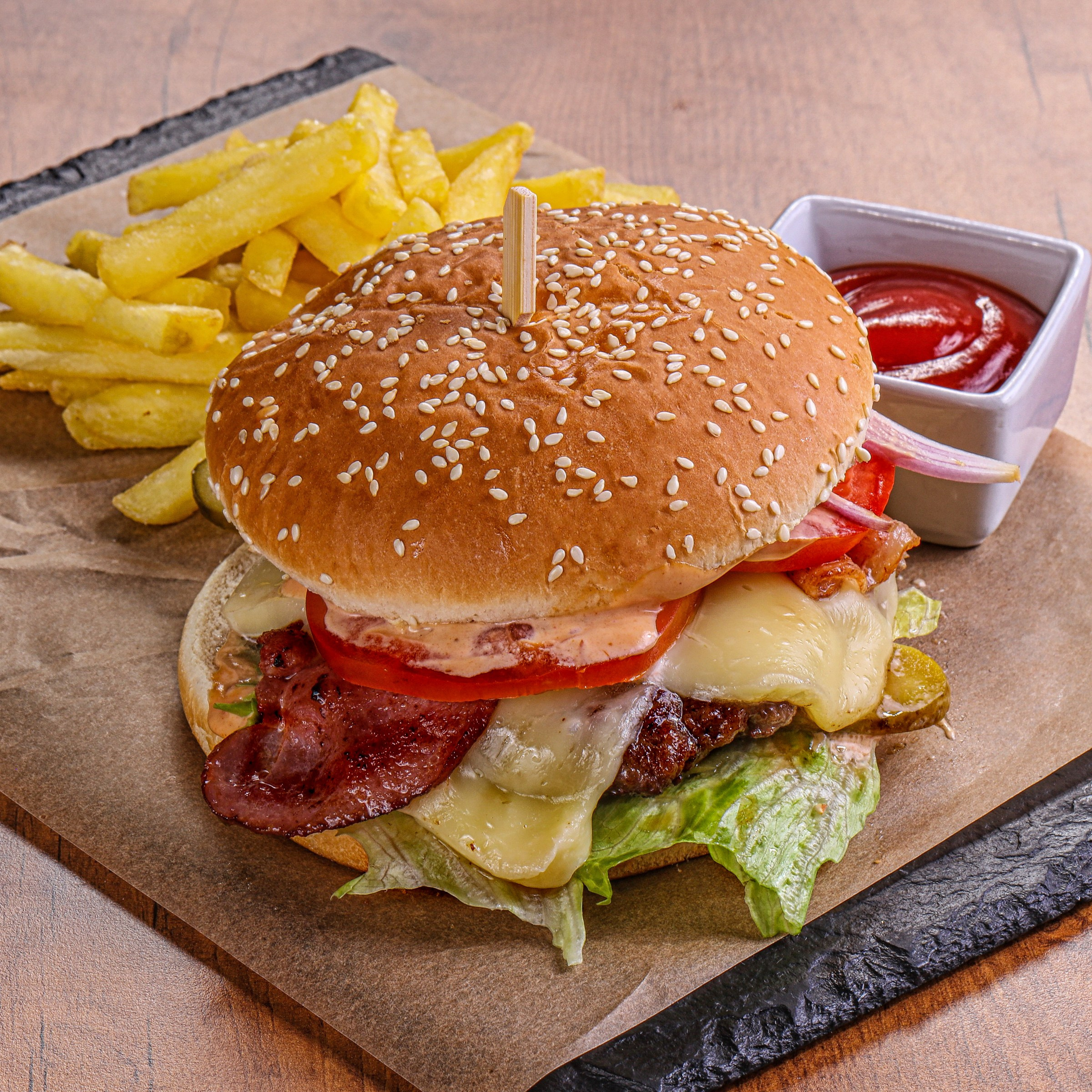 Фотосъемка бургеров и гамбургеров. Заказ по тел.: +7 (906) 006-90-22. Фуд-фотограф Андрей Старостин — съемка еды в Москве. 9000 руб. в час