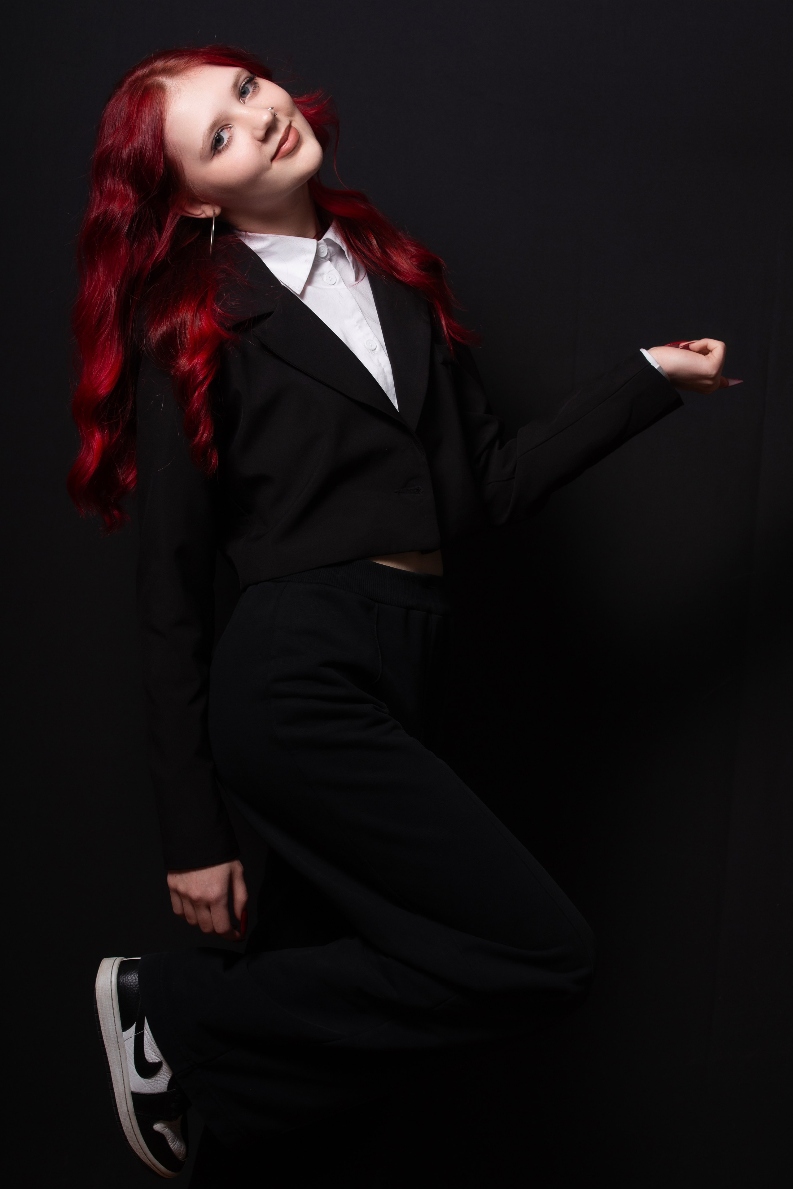 Портретная фотосессия для учеников 9 класса на чёрном фоне | Школьный фотограф Николай Богатырёв | Твой альбом / Твои правила. ТВОЙ АЛЬБОМ / ТВОИ ПРАВИЛА