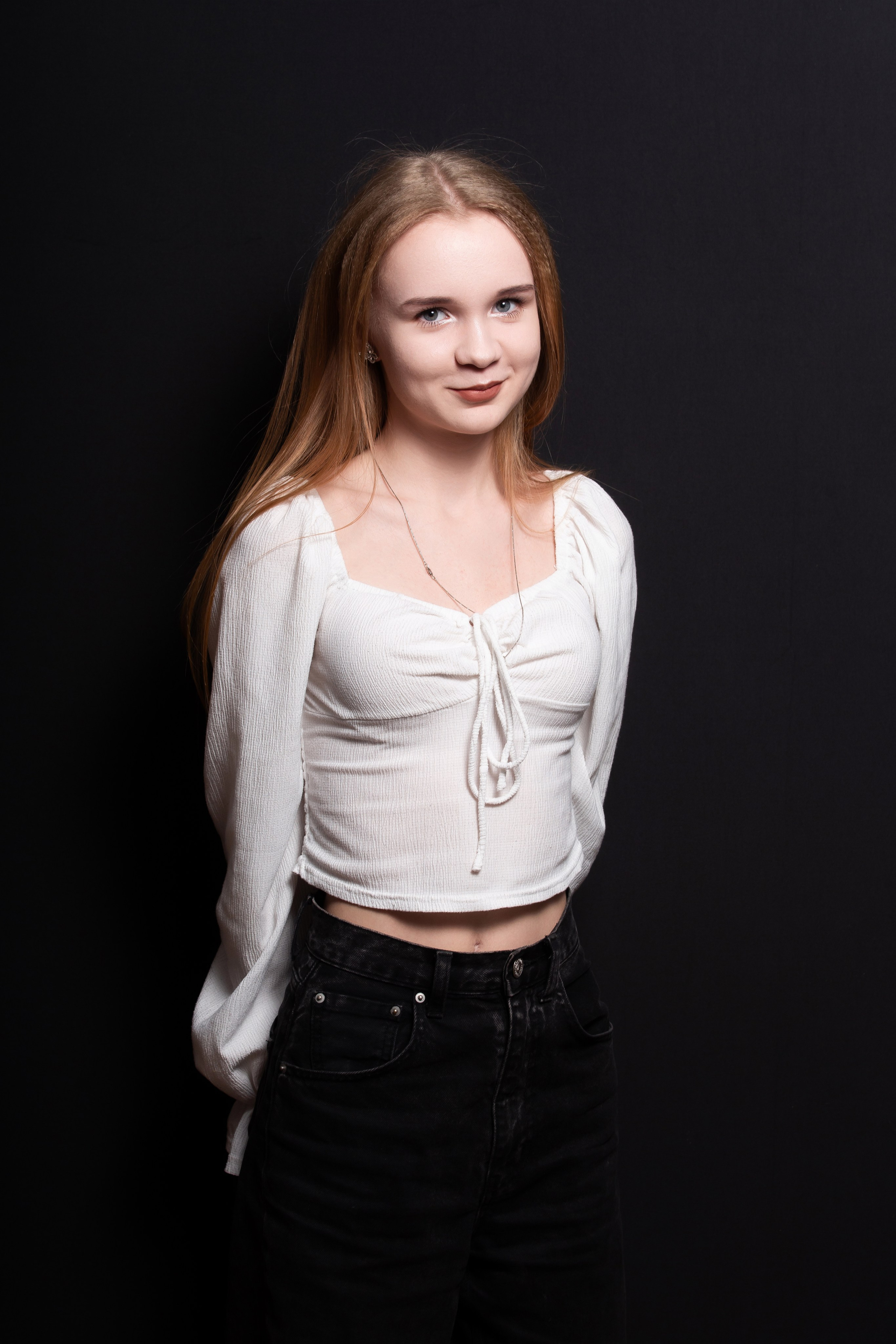 Портретная фотосессия для учеников 9 класса на чёрном фоне | Школьный фотограф Николай Богатырёв | Твой альбом / Твои правила. ТВОЙ АЛЬБОМ / ТВОИ ПРАВИЛА