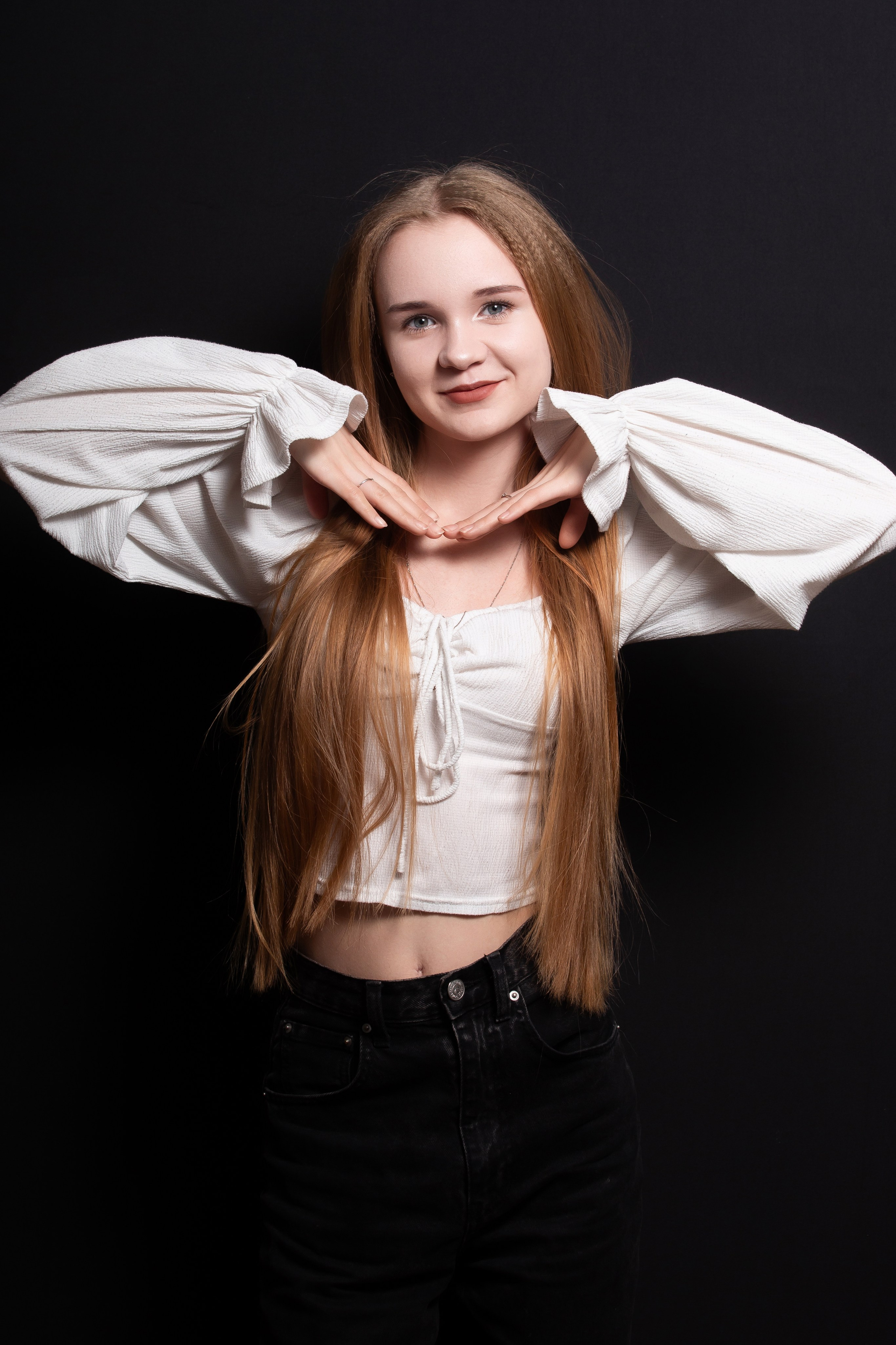 Портретная фотосессия для учеников 9 класса на чёрном фоне | Школьный фотограф Николай Богатырёв | Твой альбом / Твои правила. ТВОЙ АЛЬБОМ / ТВОИ ПРАВИЛА