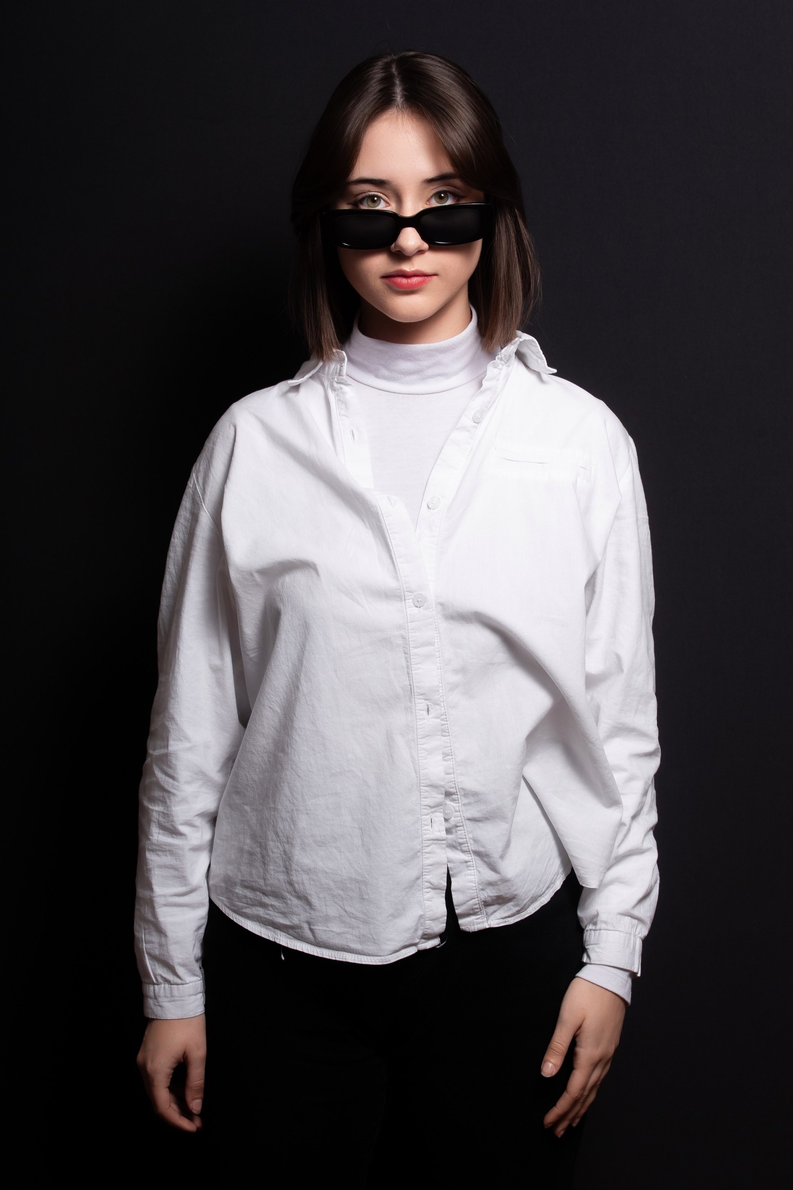 Портретная фотосессия для учеников 9 класса на чёрном фоне | Школьный фотограф Николай Богатырёв | Твой альбом / Твои правила. ТВОЙ АЛЬБОМ / ТВОИ ПРАВИЛА