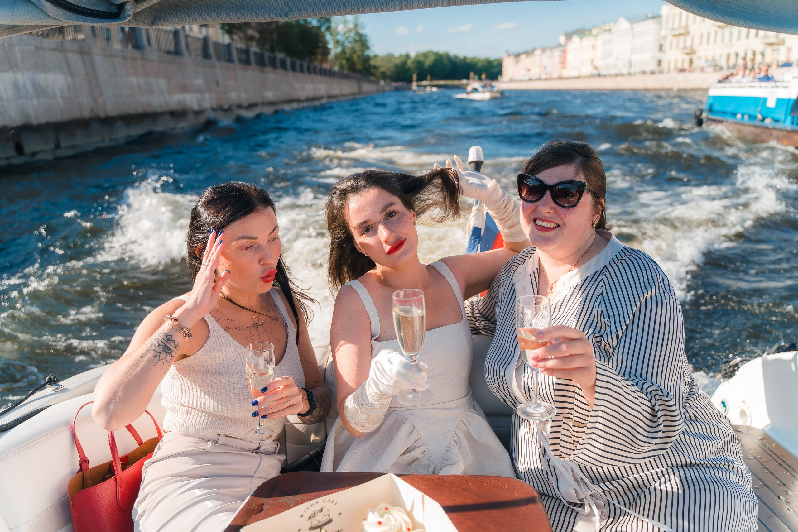 Фотосъемка девичника, встреча девушек, веселые женские портреты