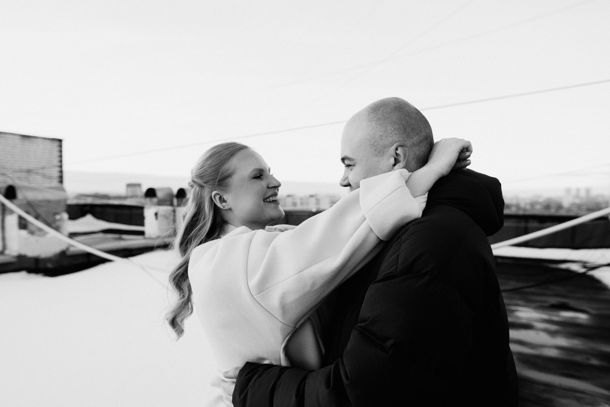 Свадебная прогулка в конце ноября, жених и невеста на фоне города