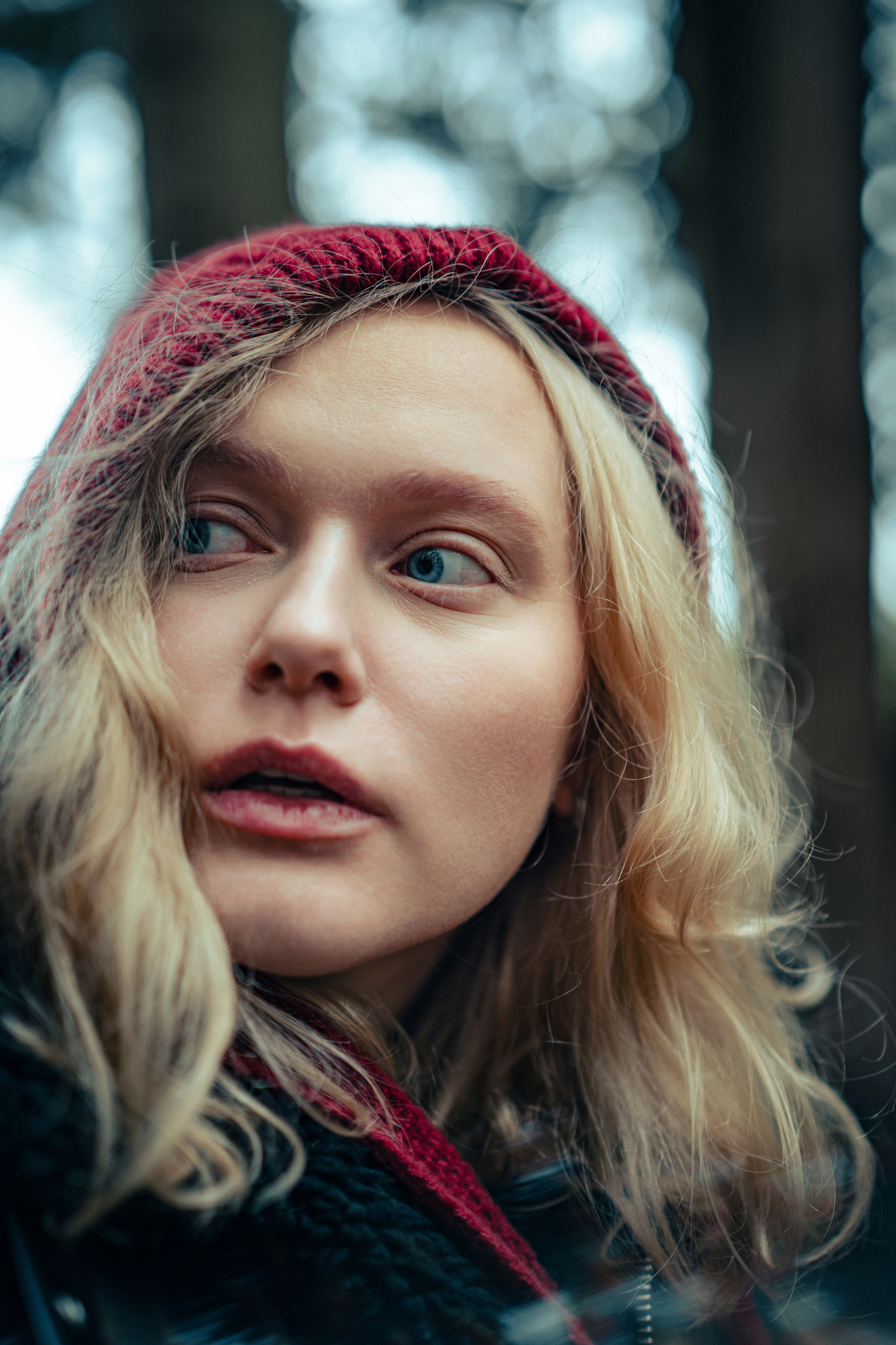 Катя в лесу