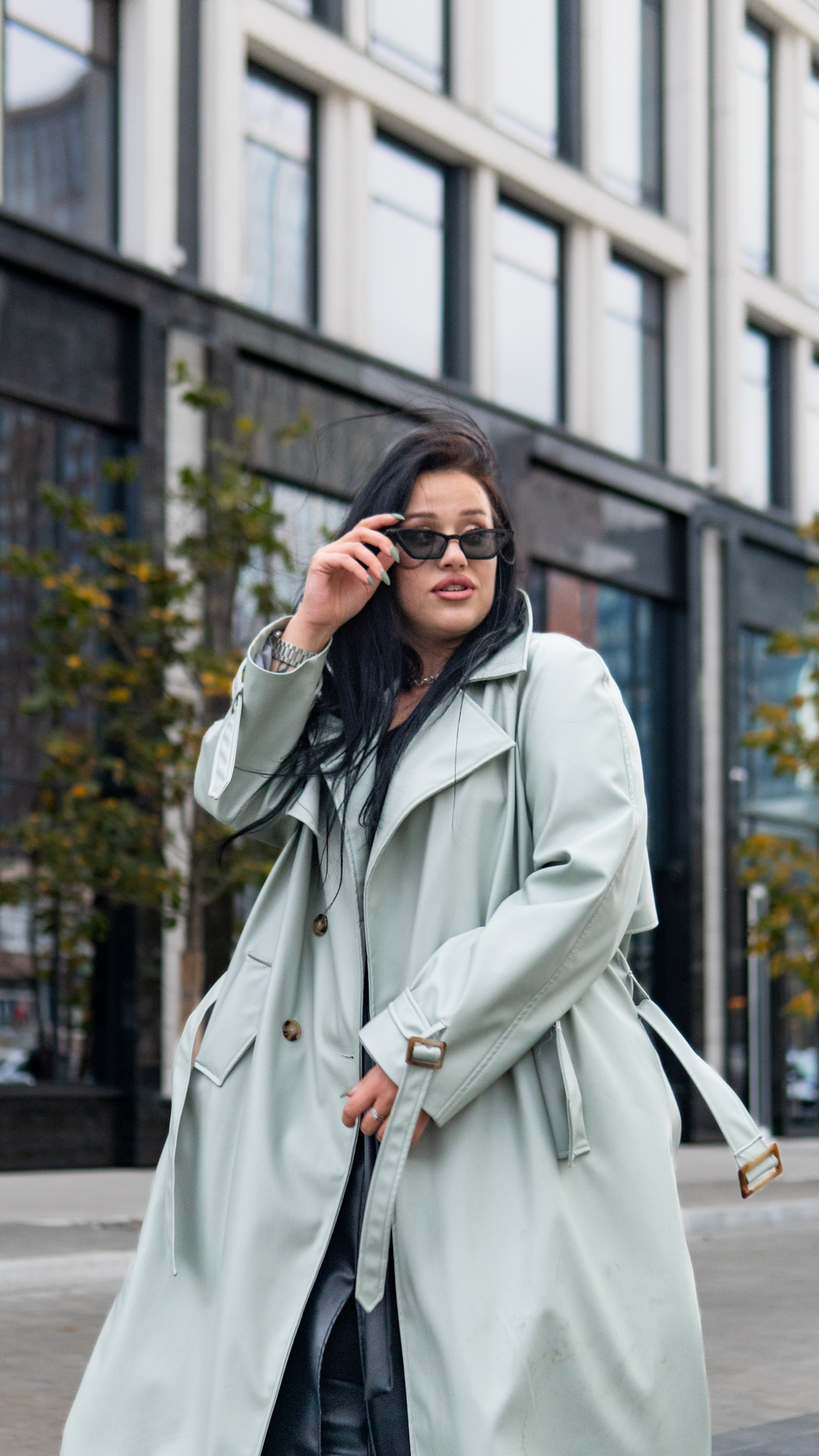 девушка в бирюзовом плаще