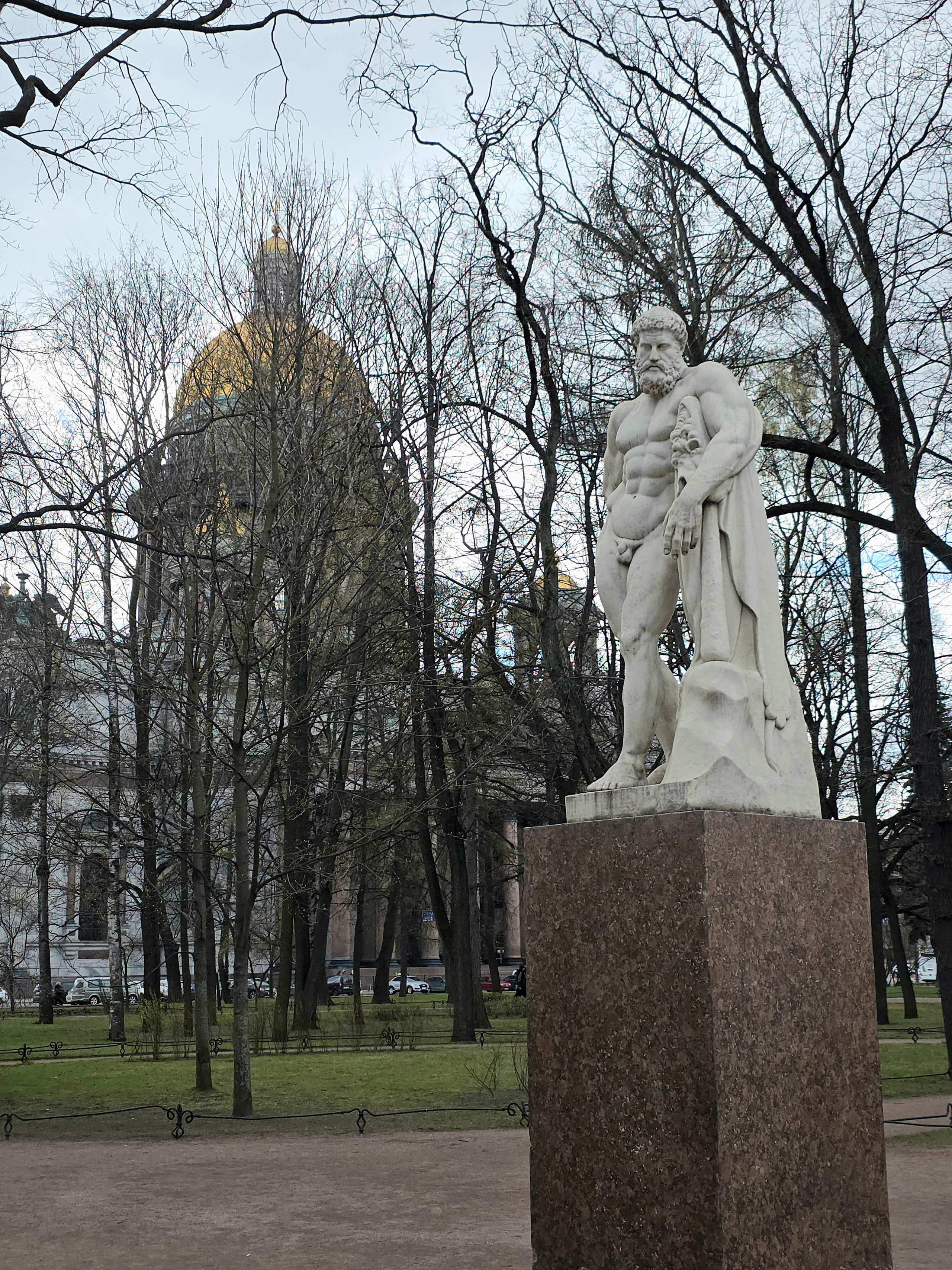 Статуя Геракла, перенесена в 1833 г к Адмиралтейству из Таврического дворца. Планировалась к установке на Дворцовом спуске, но в итоге там разместились известные скульптуры львов