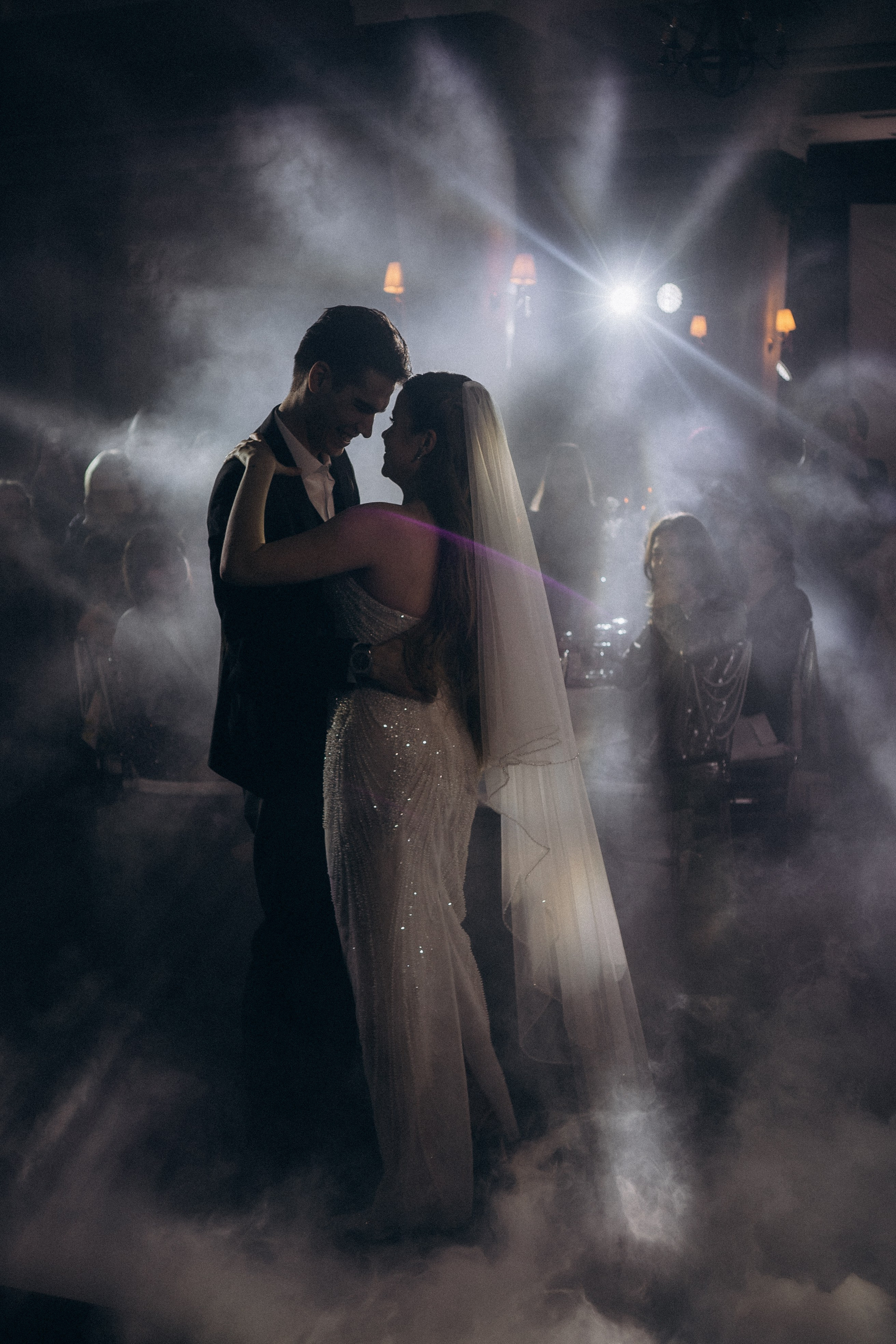 ПЕРВЫЙ ТАНЕЦ МОЛОДЫХ НА БАНКЕТЕ. ТРОГАТЕЛЬНЫЙ МОМЕНТ (СНЯТО В СИБИРЕ В НИЖНЕВАРТОВСКЕ). Профессиональный фотограф, Санкт-Петербург — Виктория Богомолова