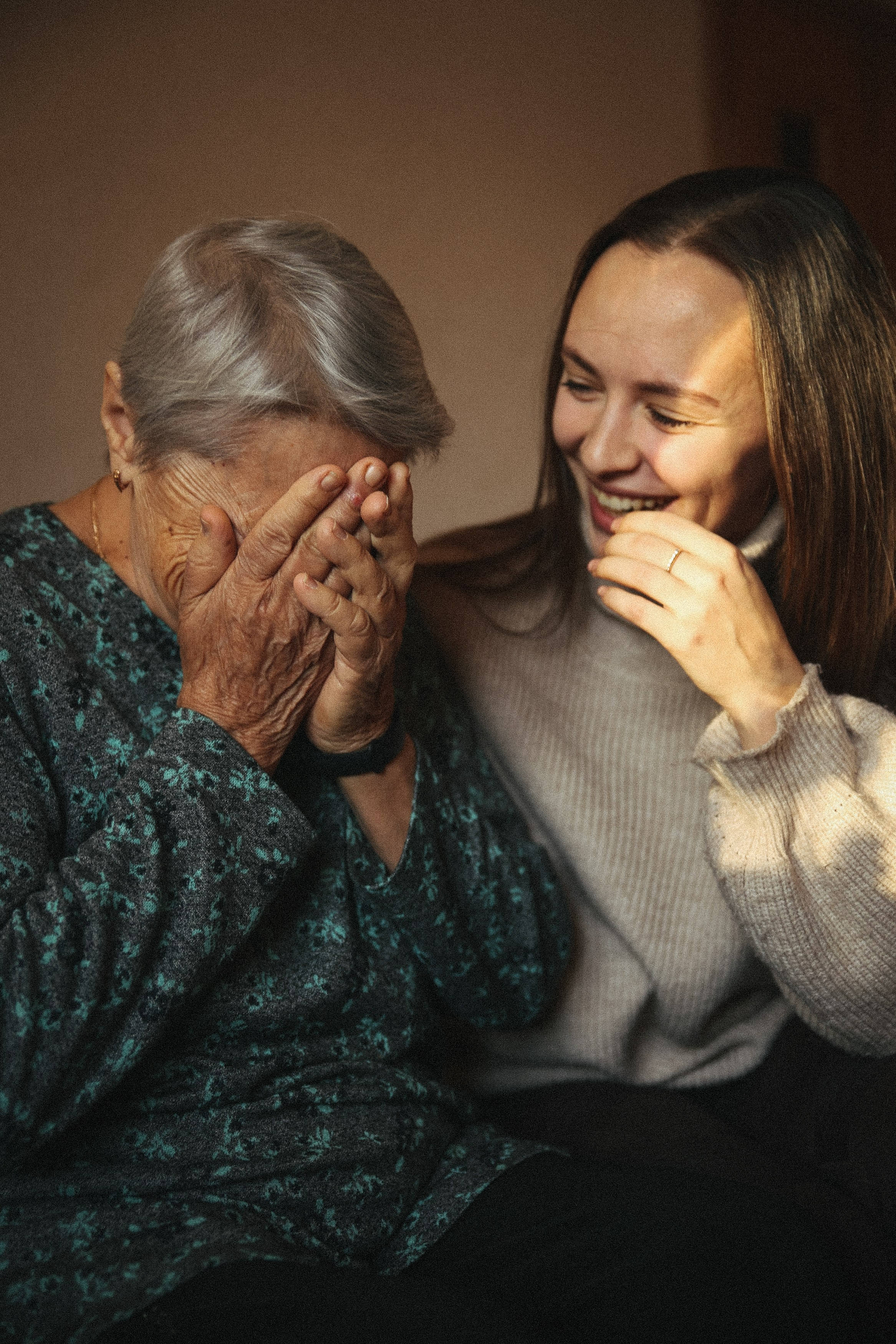 Семейная фотосессия домашняя фотосессия бабушка в гостях у бабушки. Фотограф Владимир Москва