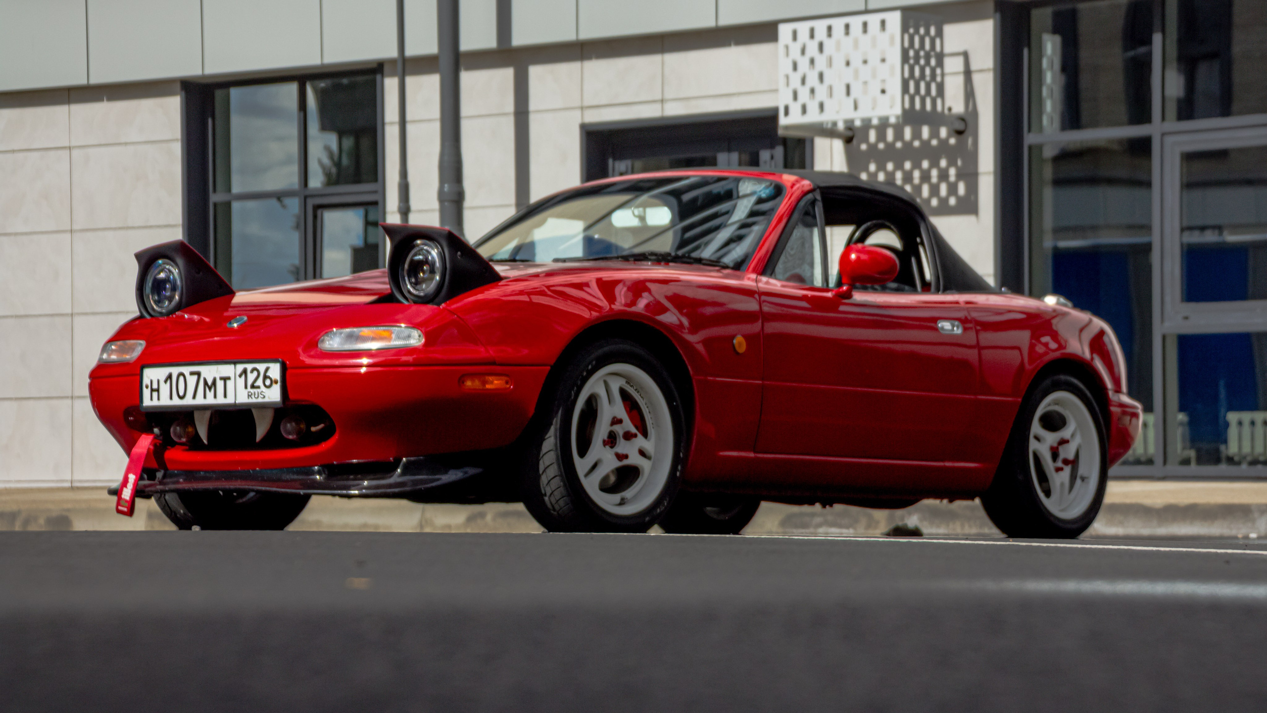 Фото Mazda MX-5 Miata (Eunos Roadster) NA: красный родстер