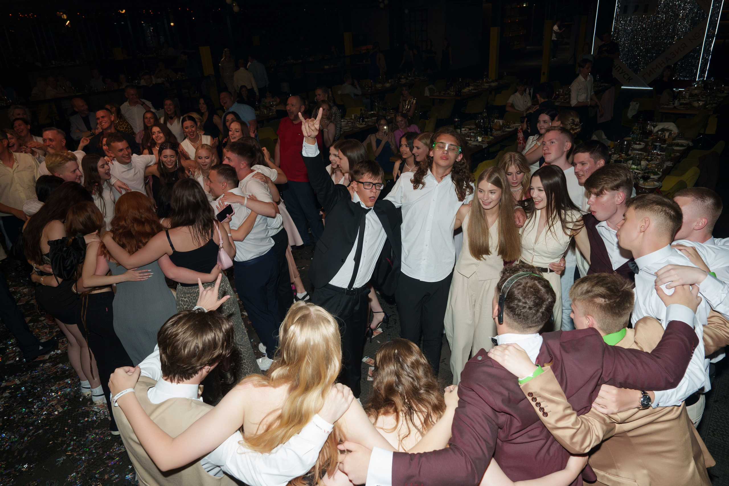 Выпускной Гимназия 7. Свадебный и репортажный фотограф Элина Козырьянова