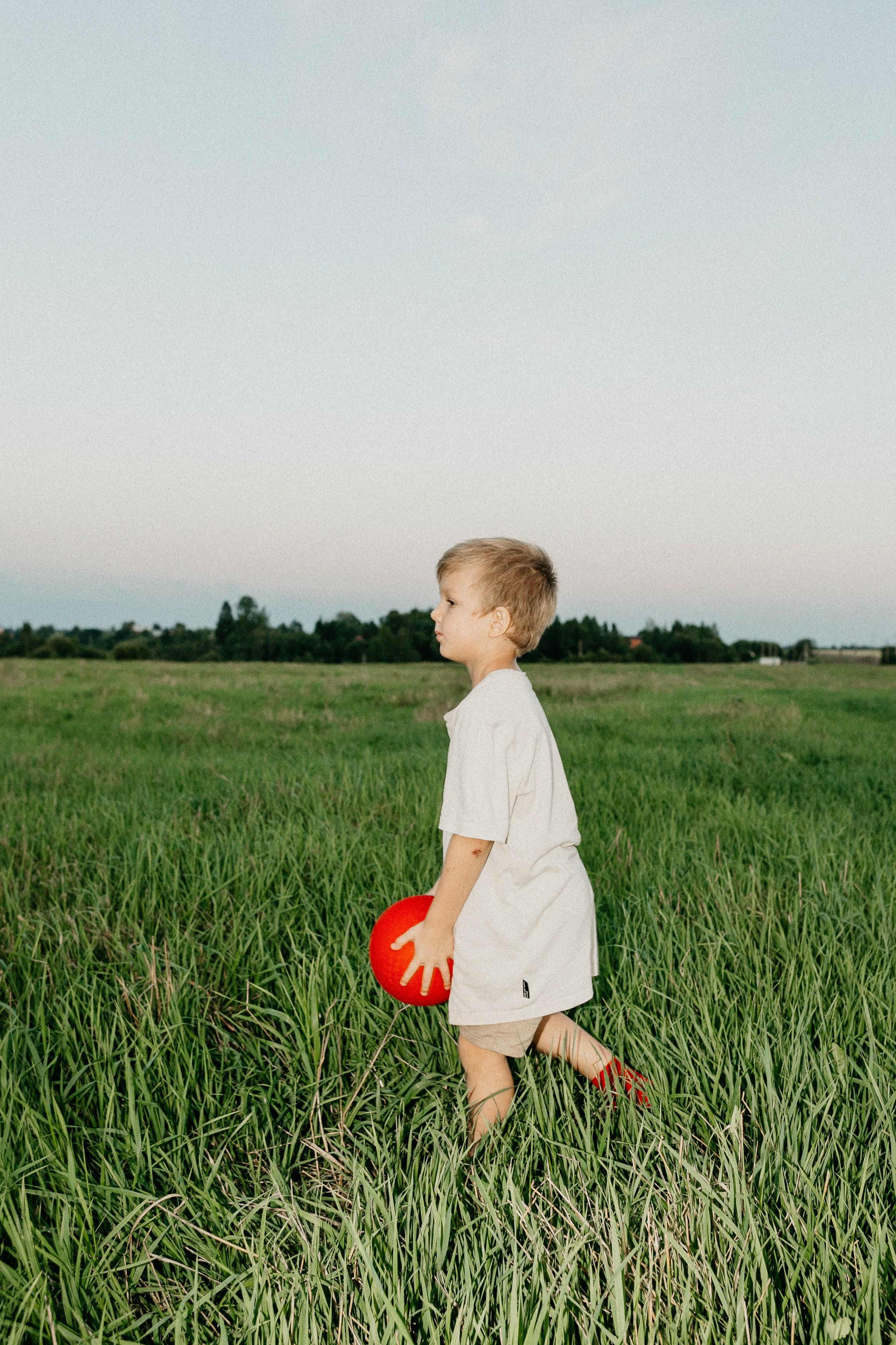 Фотосессия с красными мячами. Семейный фотограф Маша Тимофеева | Москва