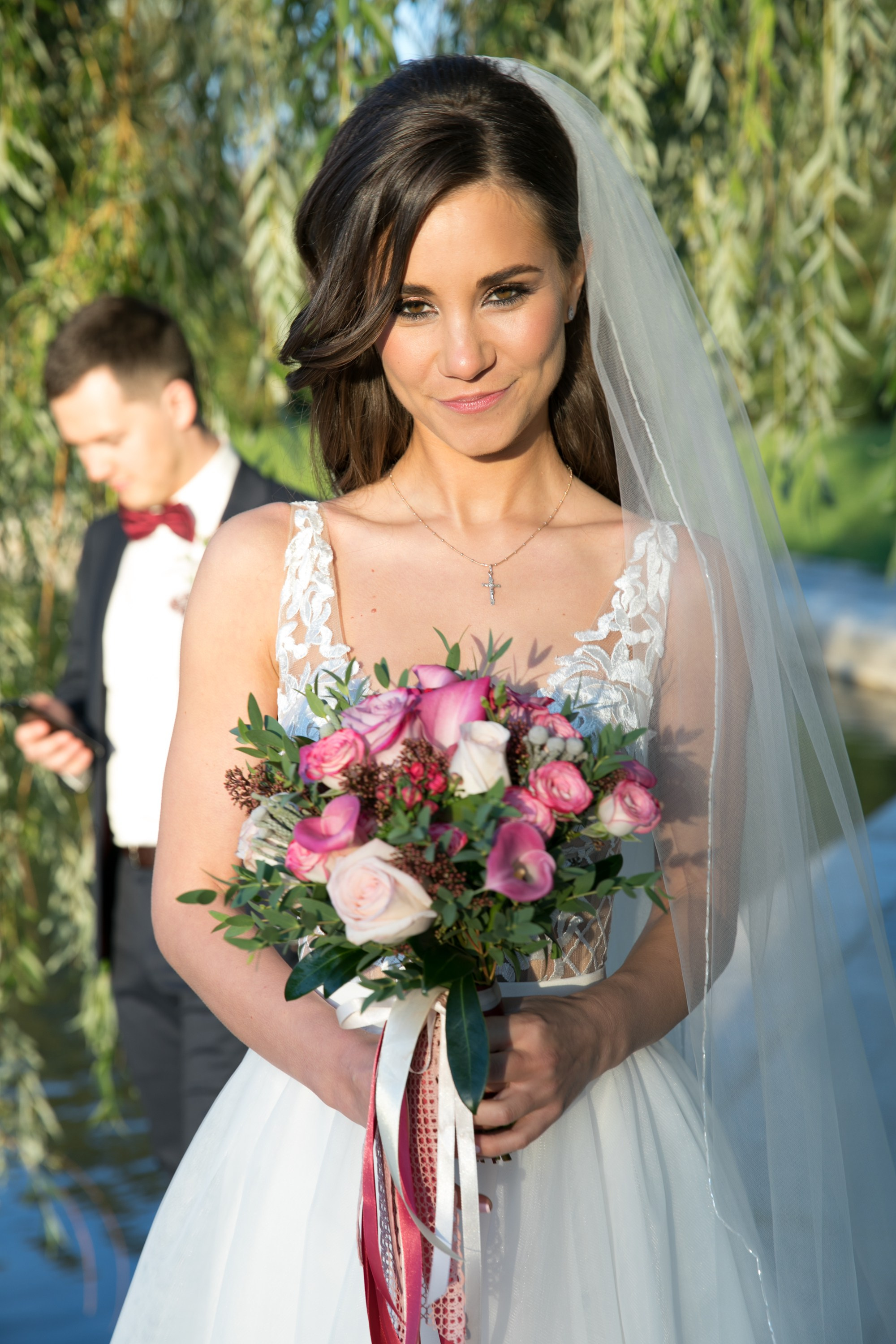 Life Style wedding photo shoot in the city. Bride with bouquet laughing and happy. Wedding photographer in Portugal. Porto, Lisboa, Algarve. Oksana Lomnova