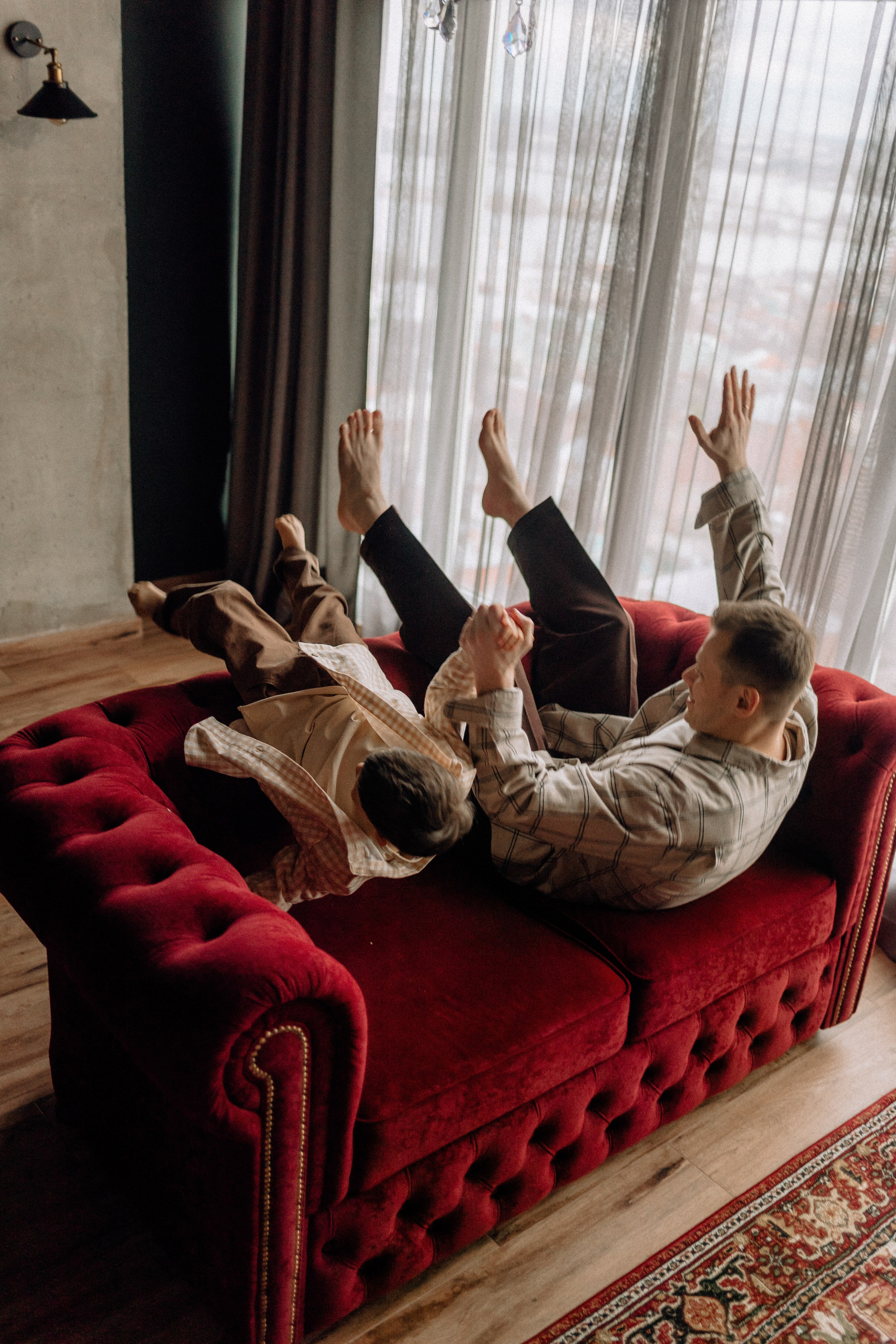 Звонко смеялись