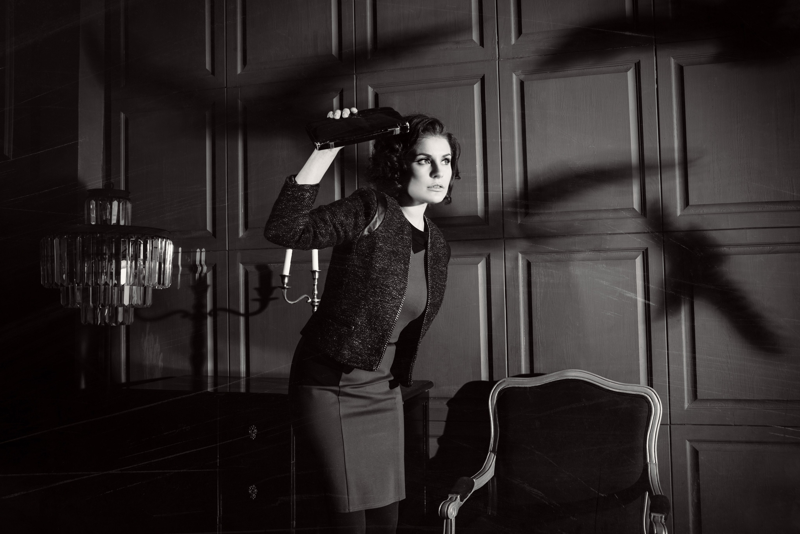 Фото как кино. Черно-белая фотосессия в стиле фильма Альфреда Хичкока "Птицы". Девушка позирует на фоне стены гостинной с силуэтами птиц