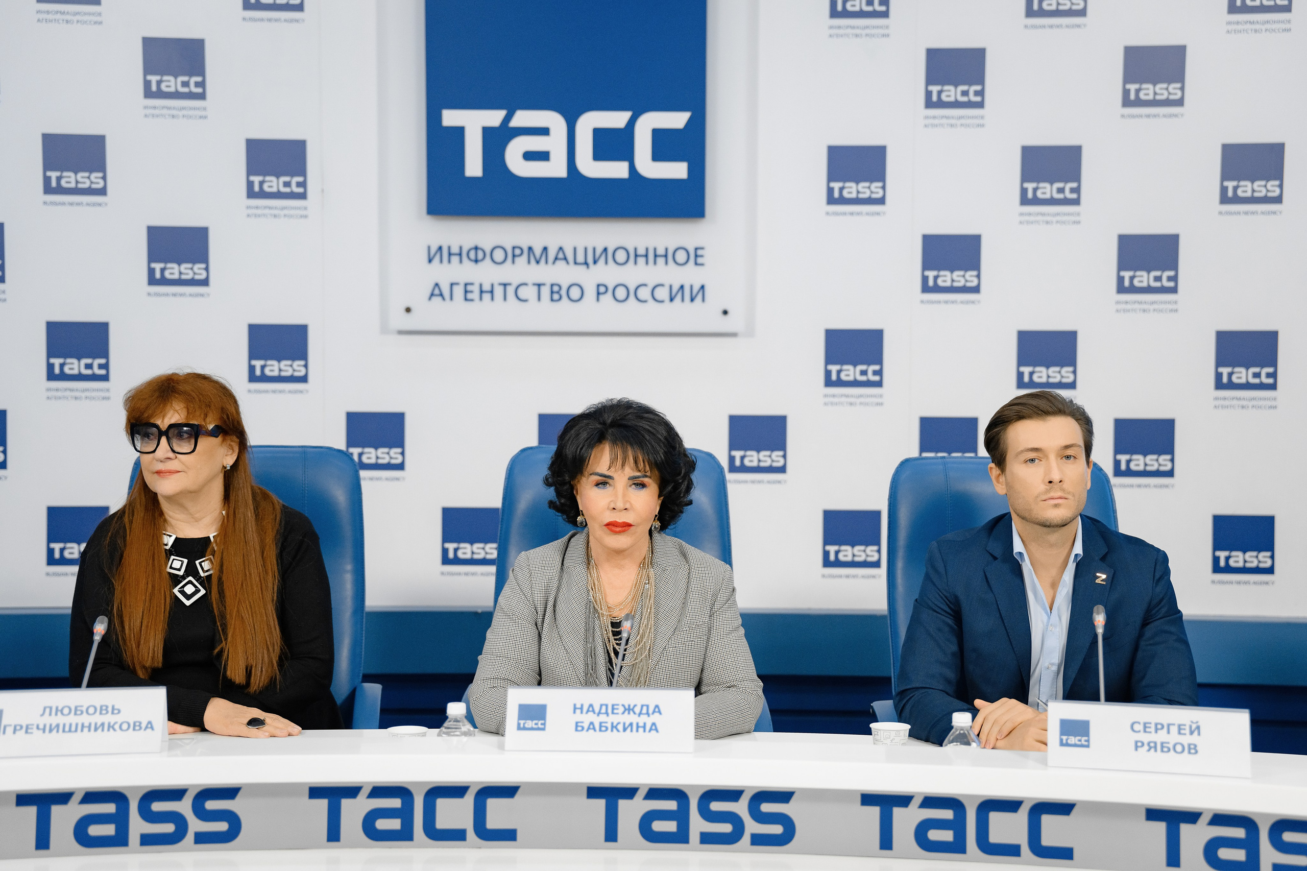 Динамичная фотография, запечатлевшая ключевой момент делового мероприятия. ТАСС. Надежда Бабкина. Пресс-конференция