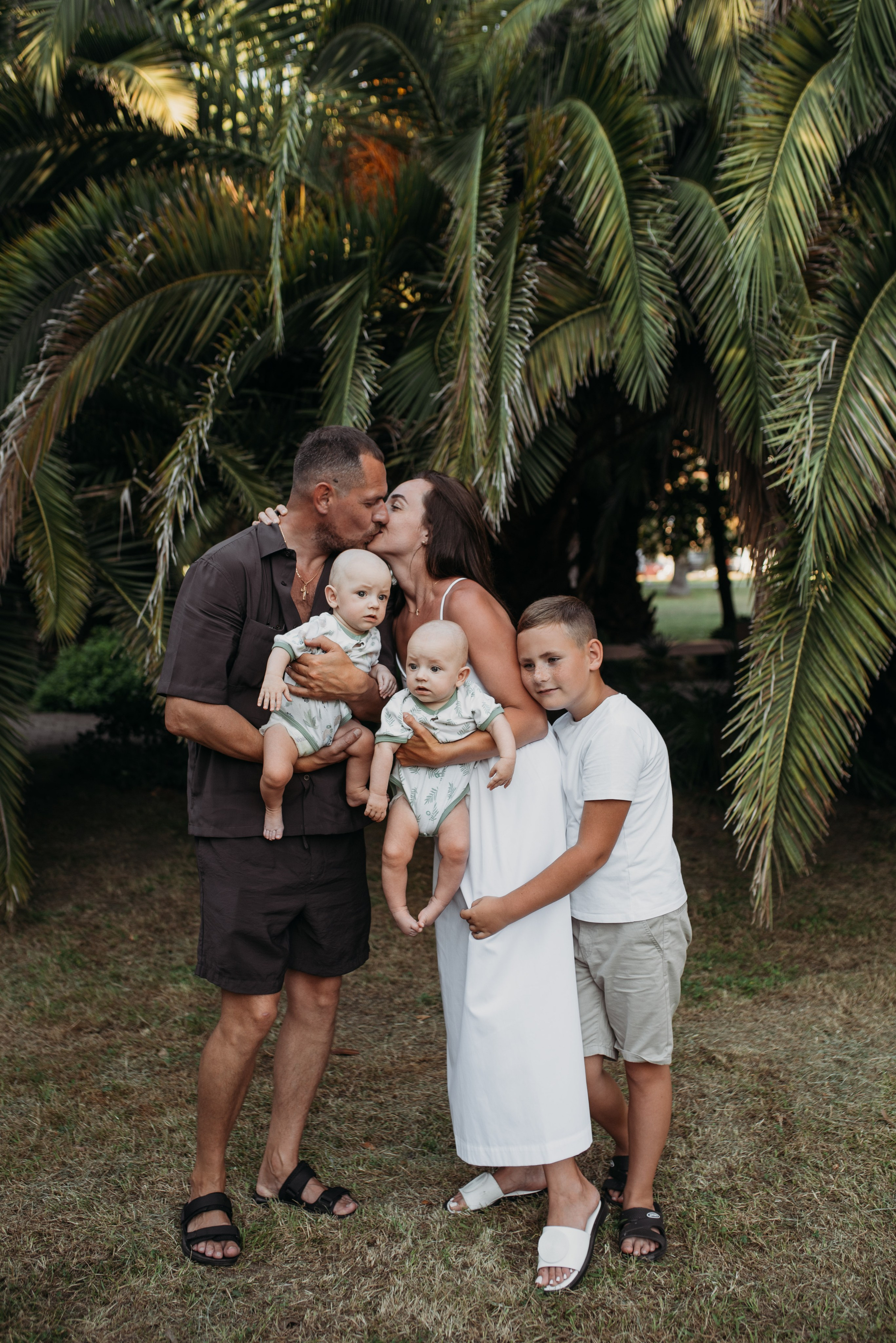 Семейная фотосессия в центре Сочи морпорт. Фотограф в Сочи — Маргарита Поганова