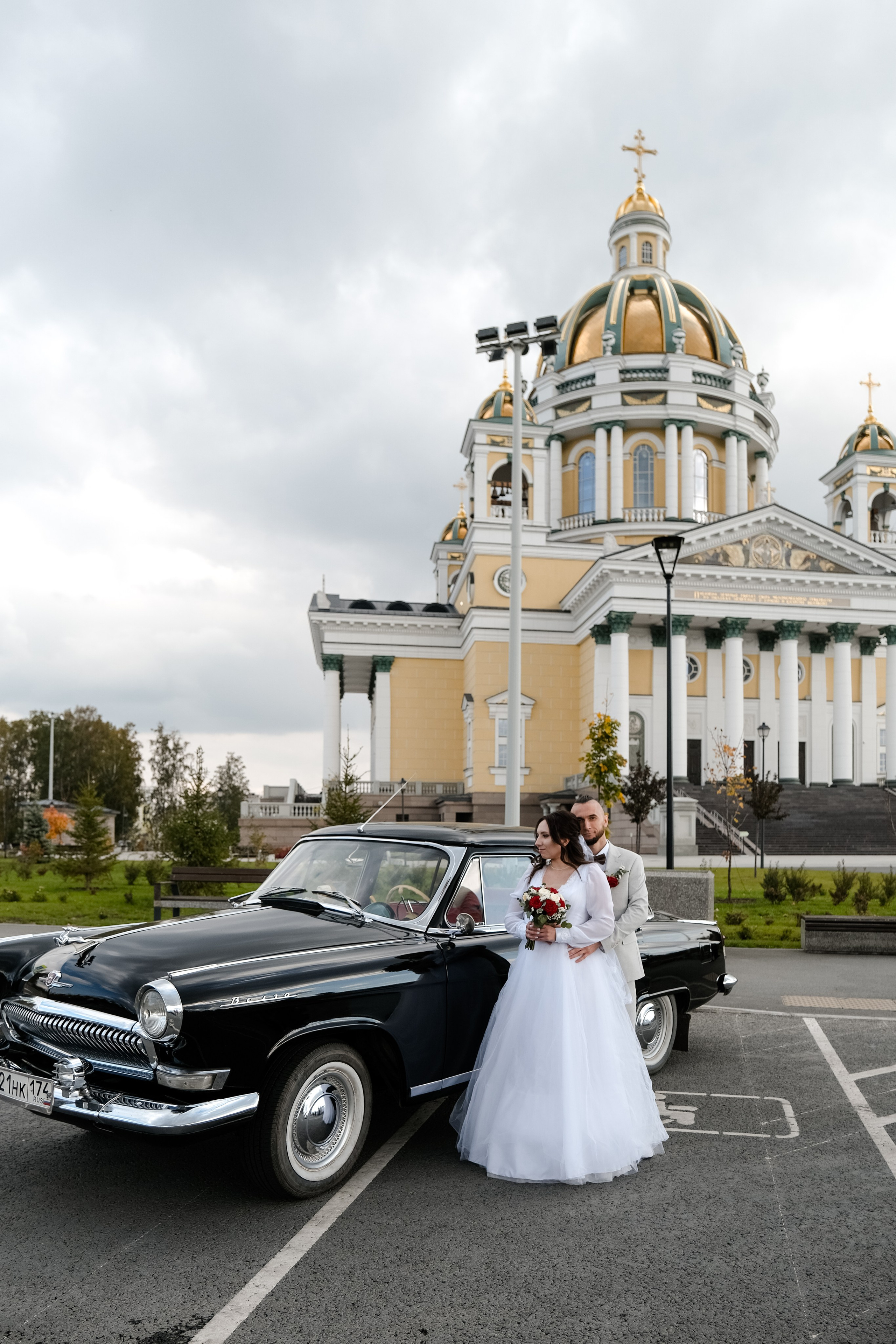 Азат и Дарья_прогулка с ретро-автомобилями. Свадебный фотограф в Челябинске Сырчикова Наталья