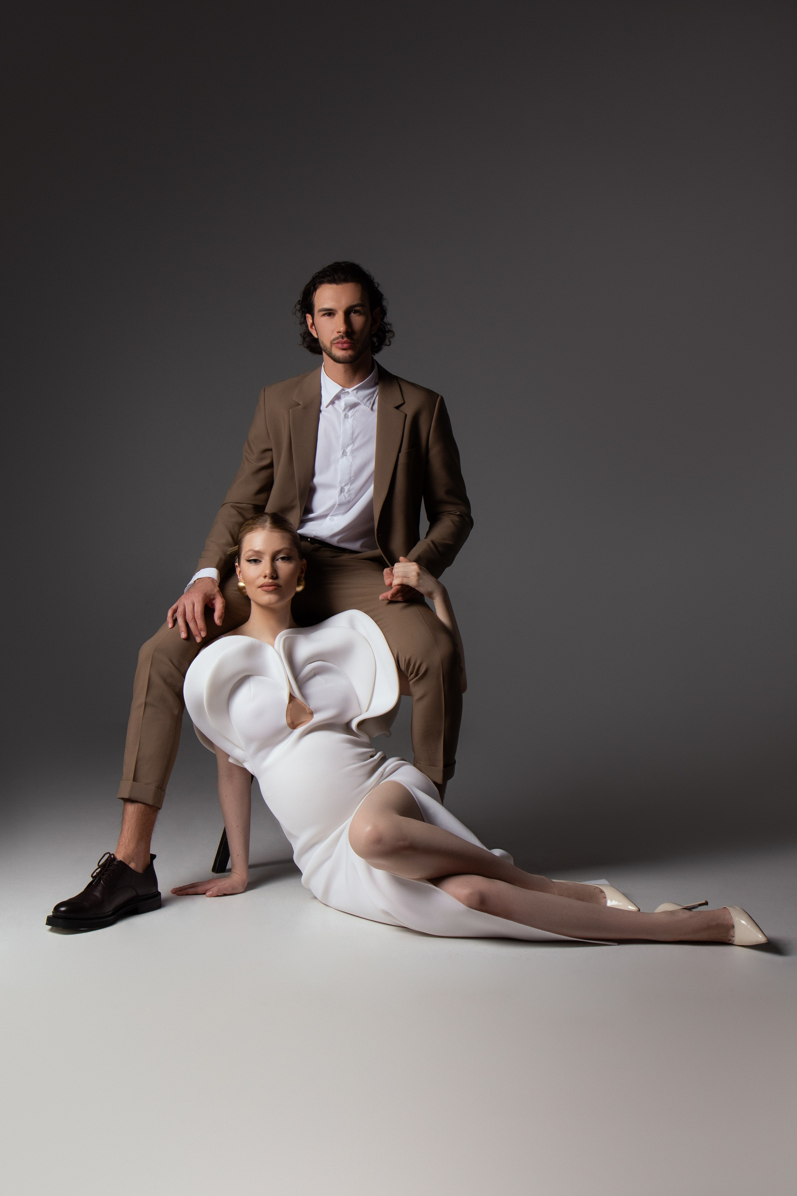 Фотосессия в Москве! Семейная фотосессия в Москве. Фотосессия беременности с мужем. Все включено. Готовые образы. Помощь визажиста и стилиста. Фотосессия в стиле минимализм. Фотосессии в студиях Москвы с циклорамой. Идеи образов и позирования.