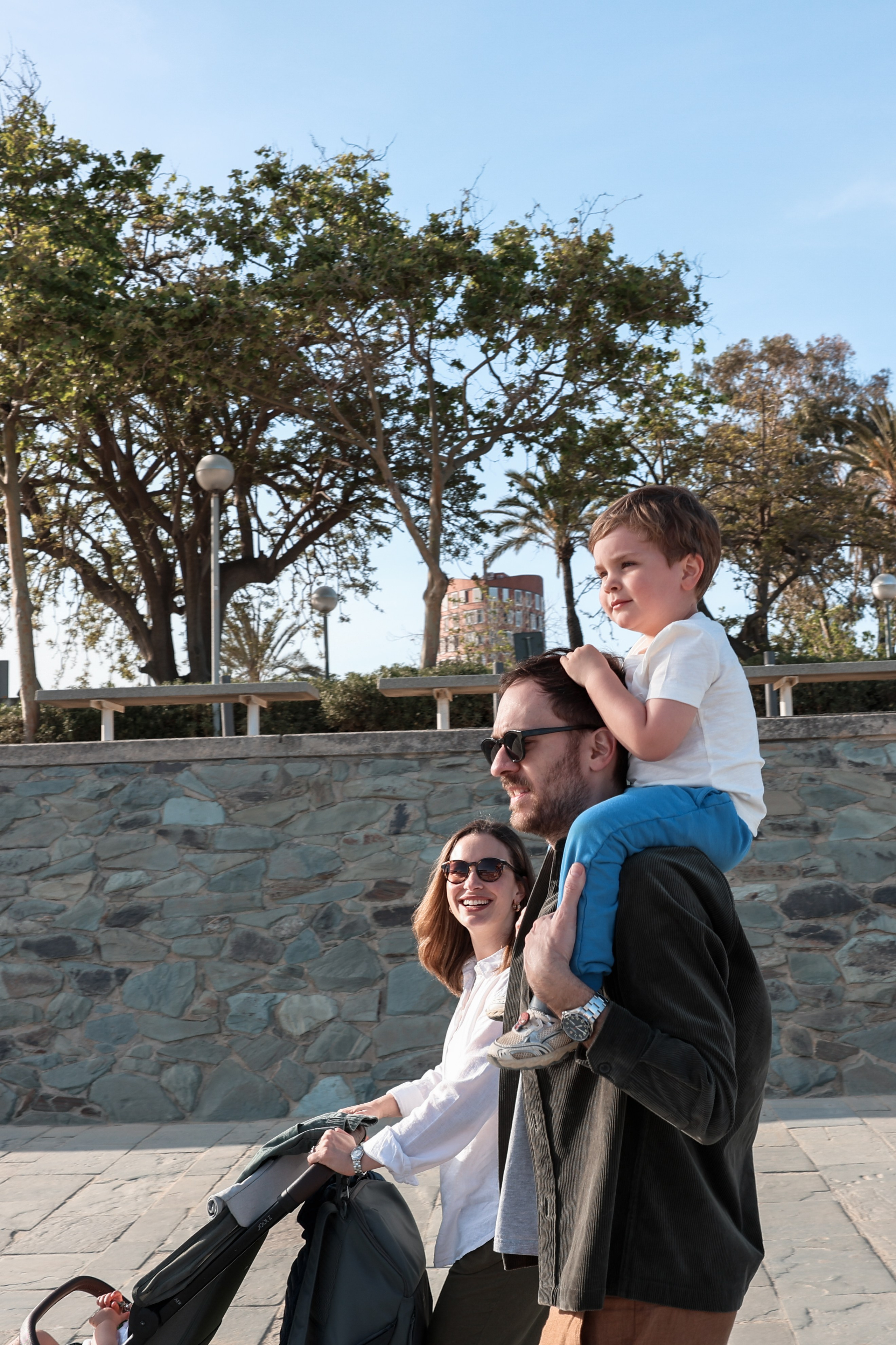 Family pizza at the sea. Natalia Zhuravleva|family, newborn, maternity photographer in Barcelona